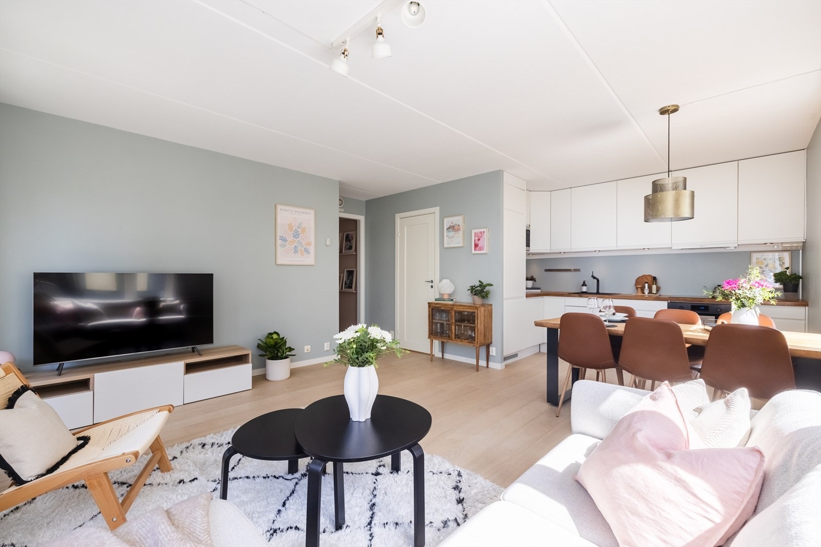 Rommet har tilgang til en innvendig bod som i dag er innredet som hjemmekontor. Galleribilde
