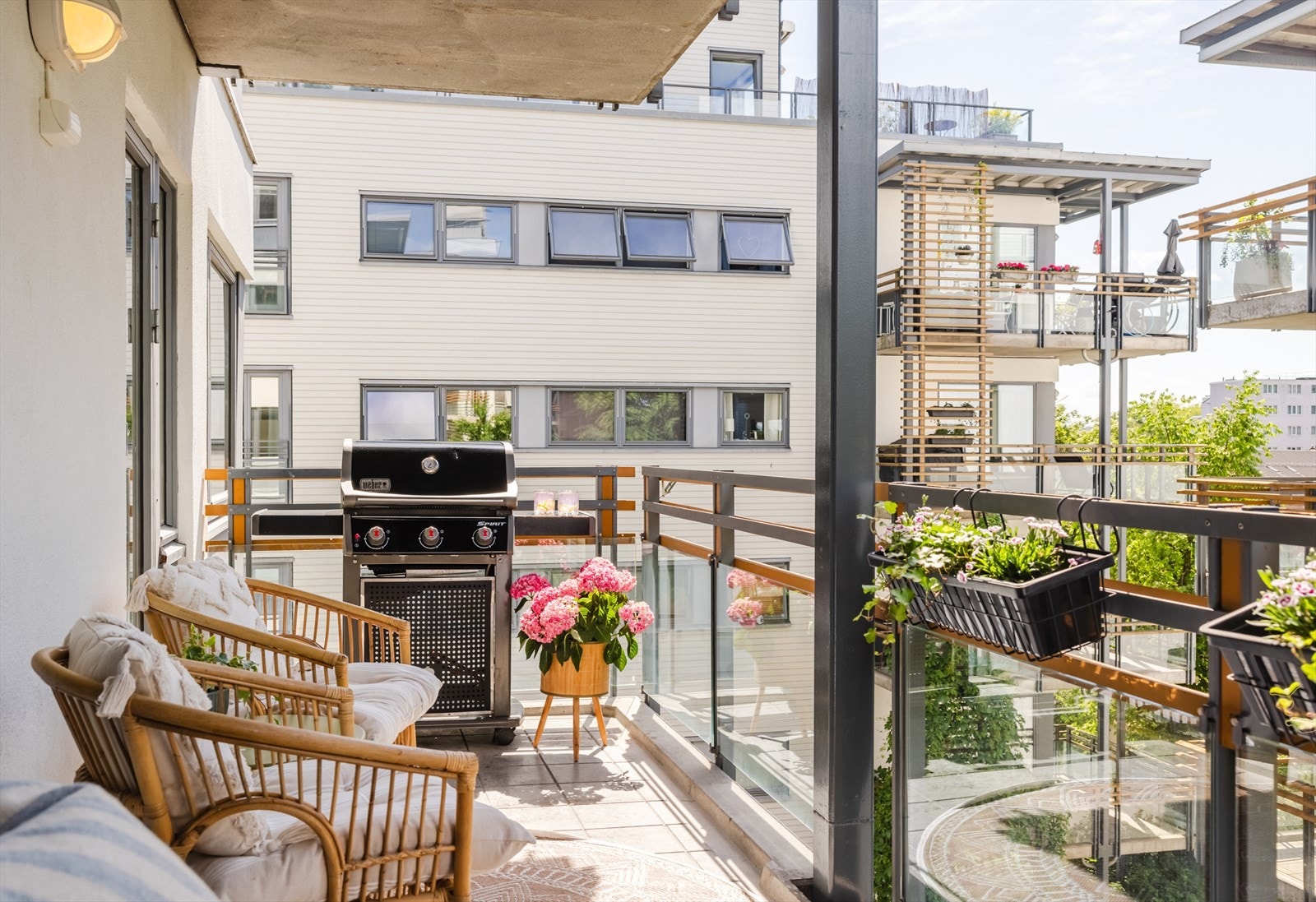 Balkongen har god plass til flere soner, har fliser på dekket og hyggelig utsyn mot frodige arealer. Galleribilde