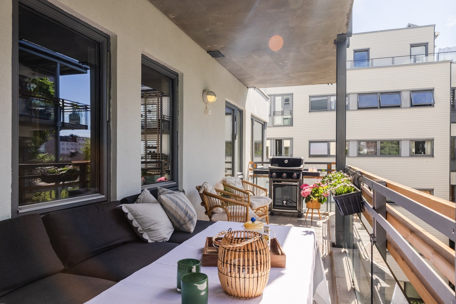 God plass til langbord for sene kvelder med venner og familie Galleribilde