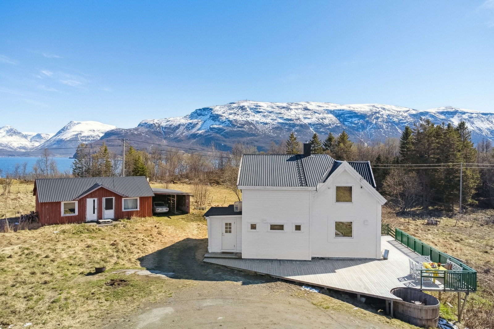 Stor romslig tomt på over 5 mål som inneholder bolig, anneks, fjløs, uthus og nausttomt. Galleribilde
