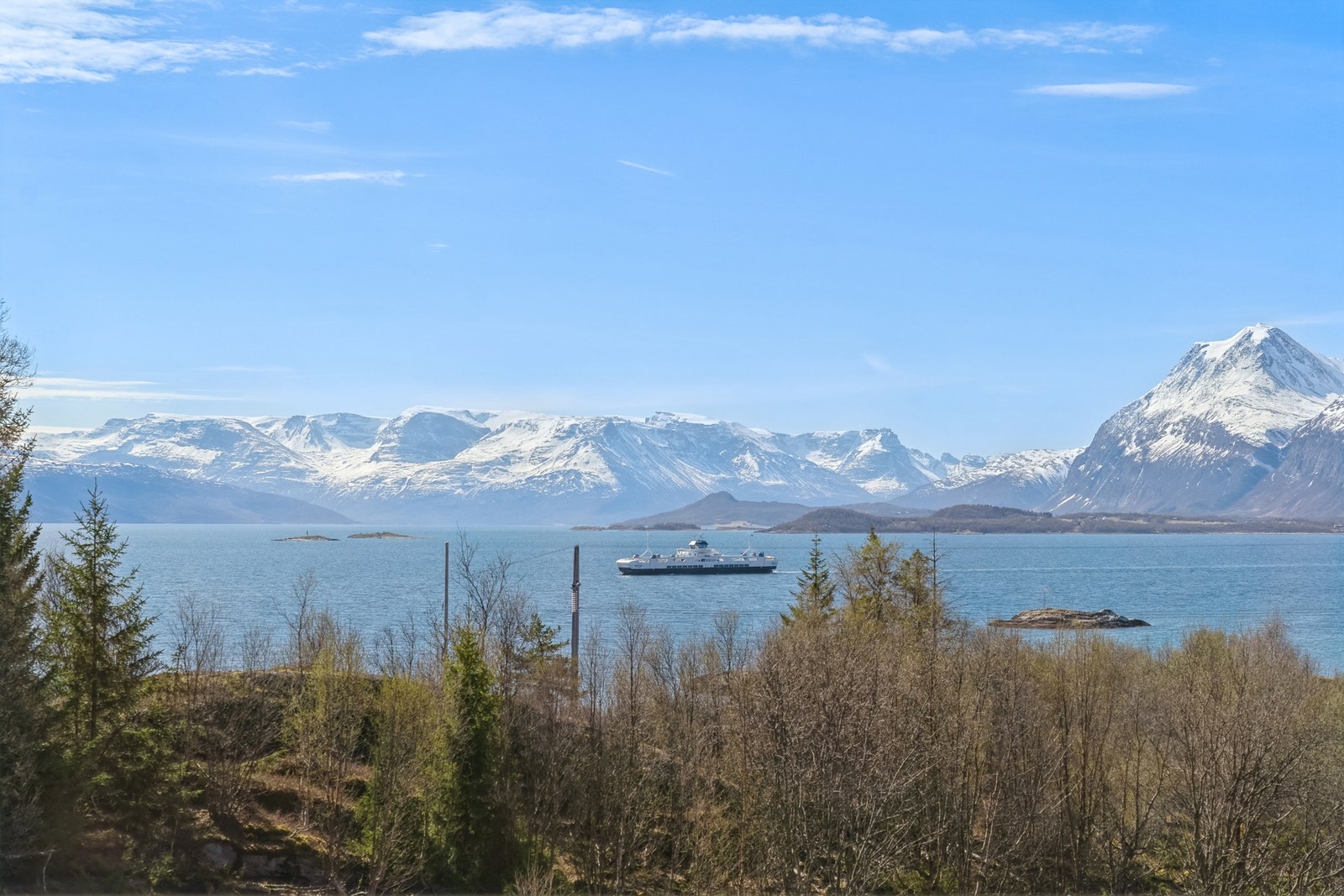 Utsikt mot Lyngenfjorden. Fergeforbindelsen mellom Lyngen og Kåfjord. Galleribilde