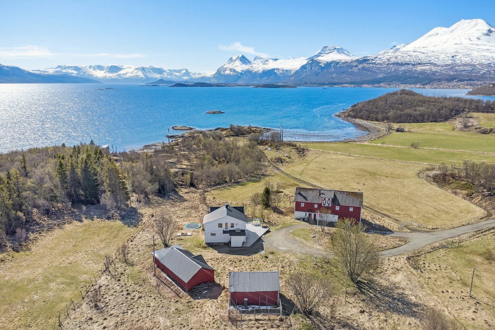 Velkommen til Kvitebergveien 71 i Lyngen!.
En vakker sørvendt/ skjermet/usjenert eiendom i Lyngen som ligger i enden av en vei , svært gode solforhold og en flott utsikt. Eiendommen består av bolig, fjøs, anneks, uthus og nausttomt. Galleribilde