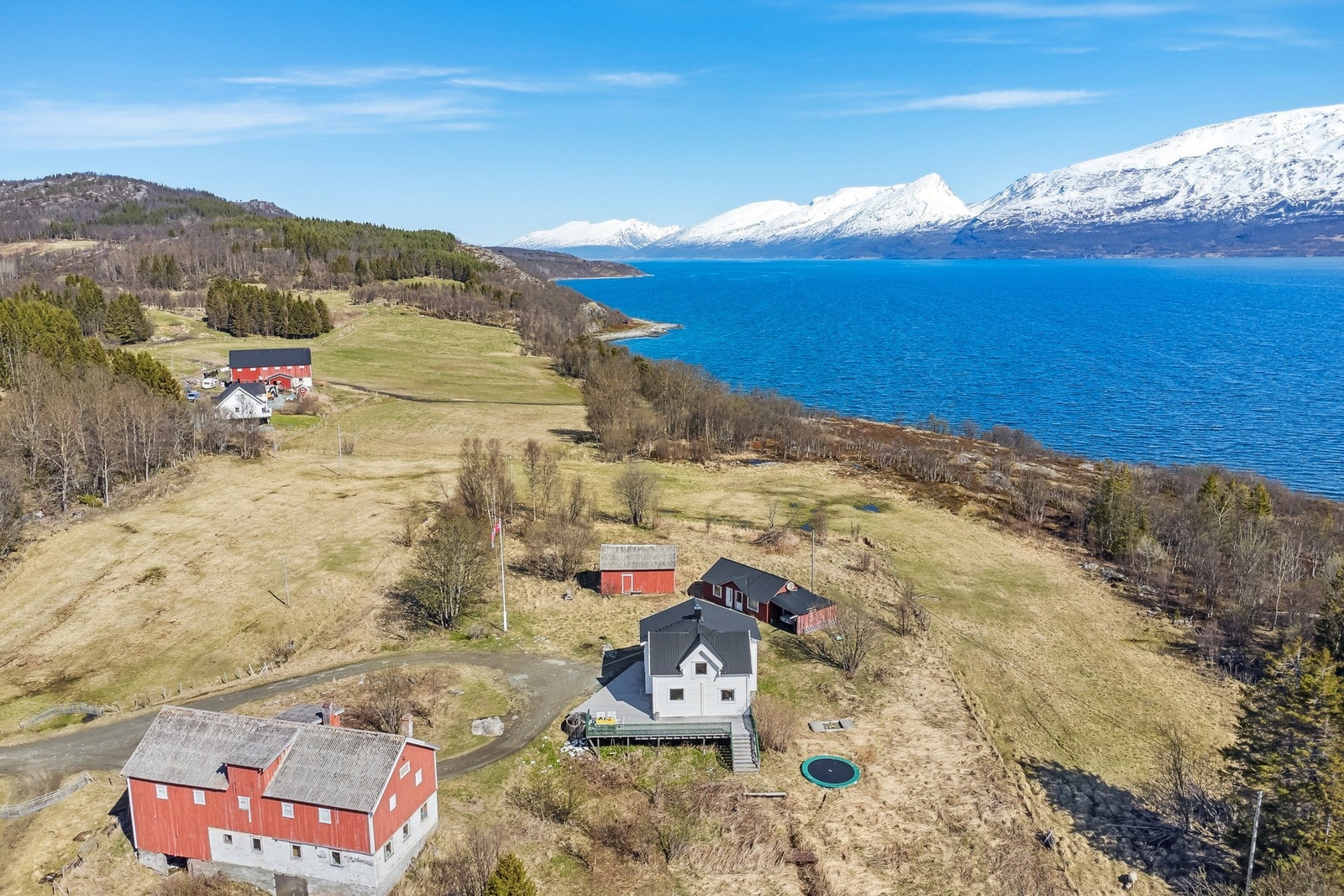 Dronebilde av område rundt og eiendommen. Galleribilde
