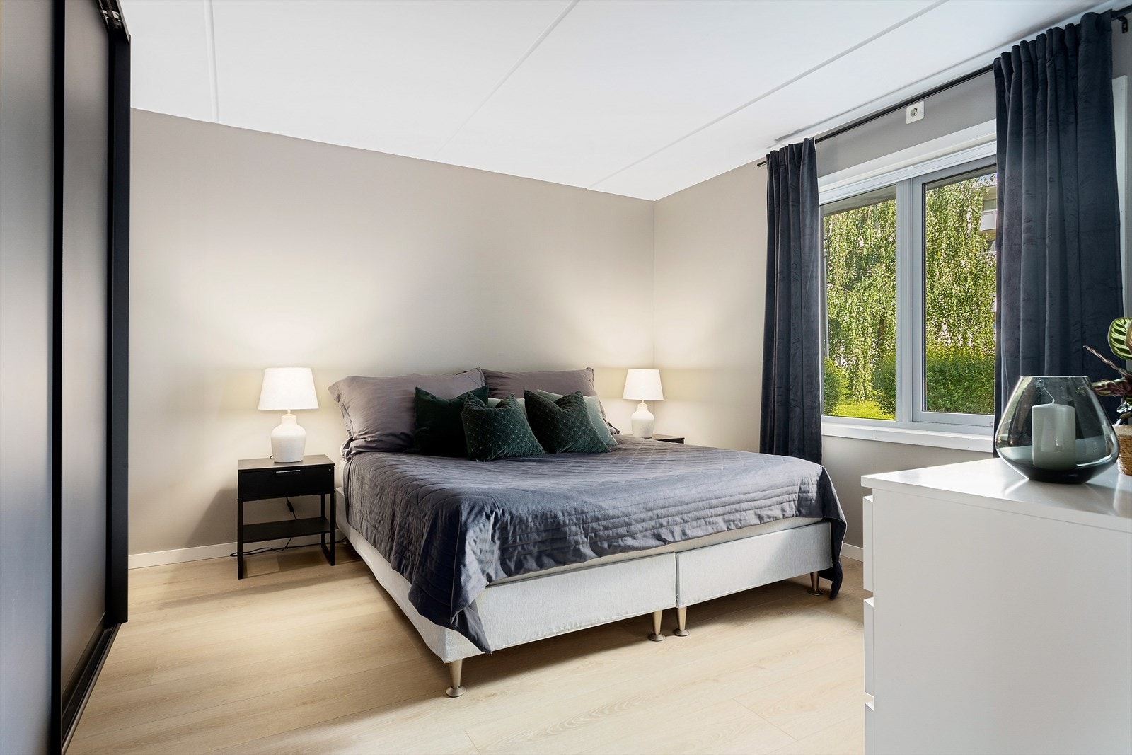 Stort hovedsoverom med god plass til dobbeltseng, nattbord og garderobeskap. Galleribilde