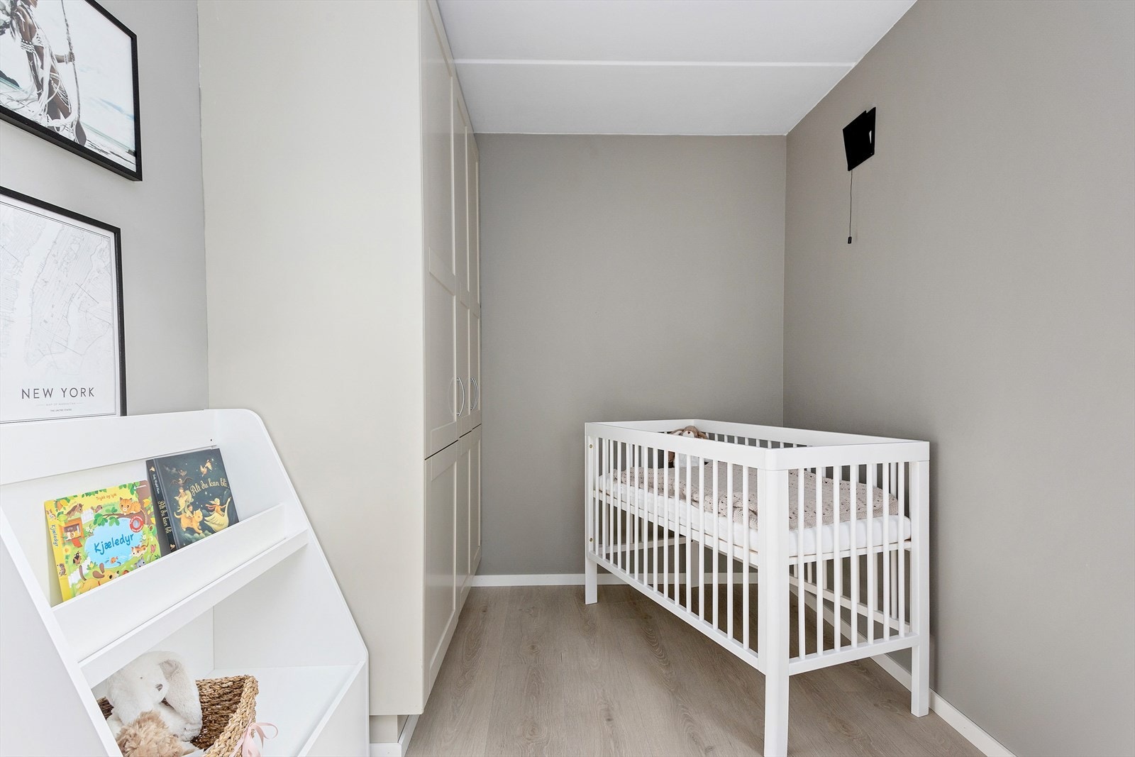 Boligens 3. soverom er av god størrelse med plass til seng og skap. Perfekt som barnerom, gjesterom eller kontor. Galleribilde