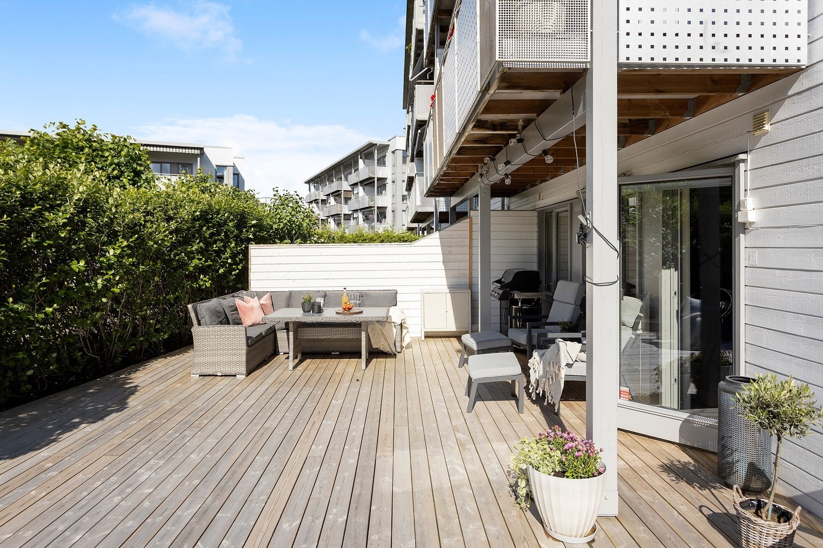 Fantastisk uteområde med en terrasseplatting på hele 48 m². Galleribilde