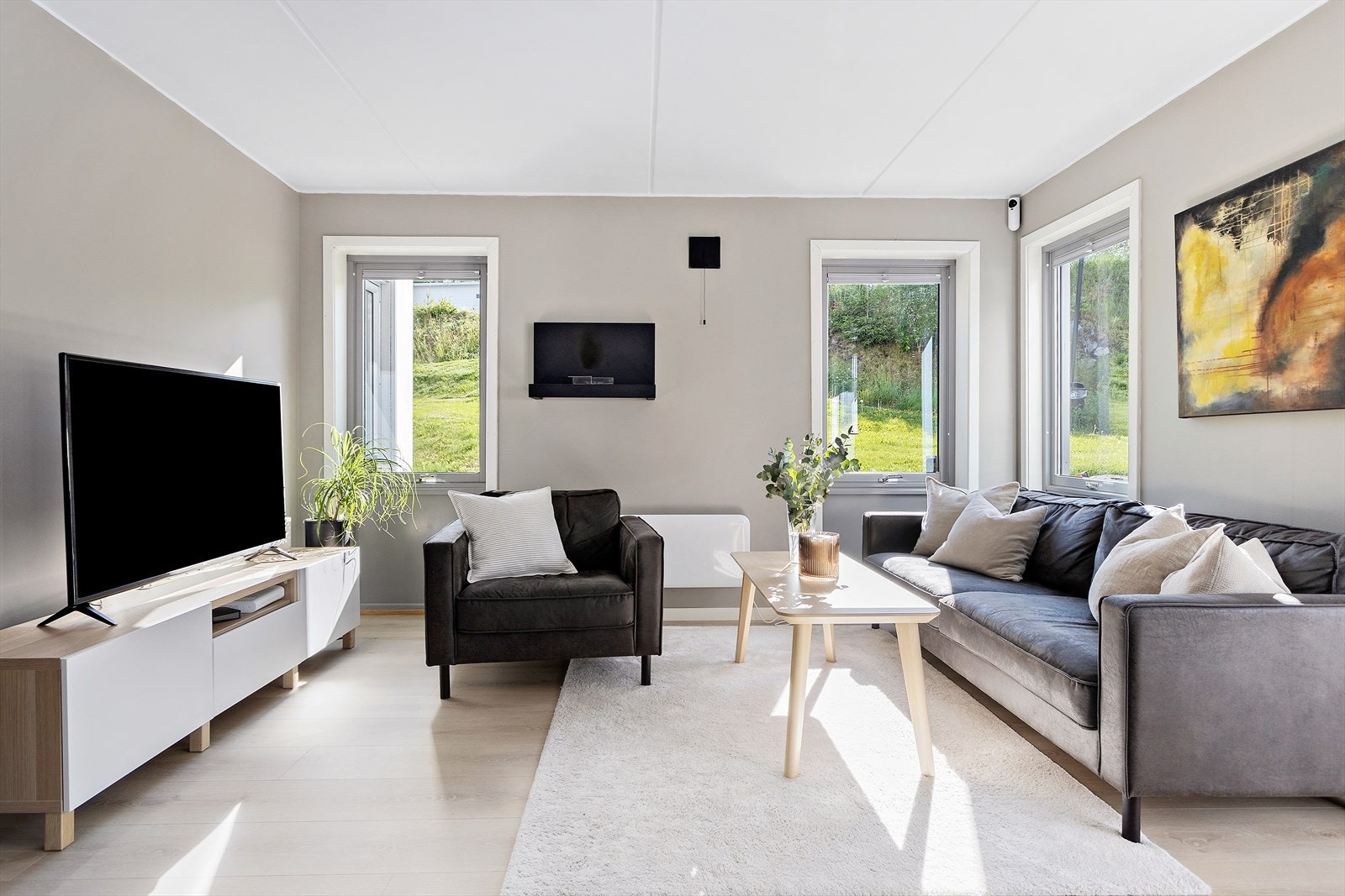 En lys og innbydende stue med moderne standard. Galleribilde