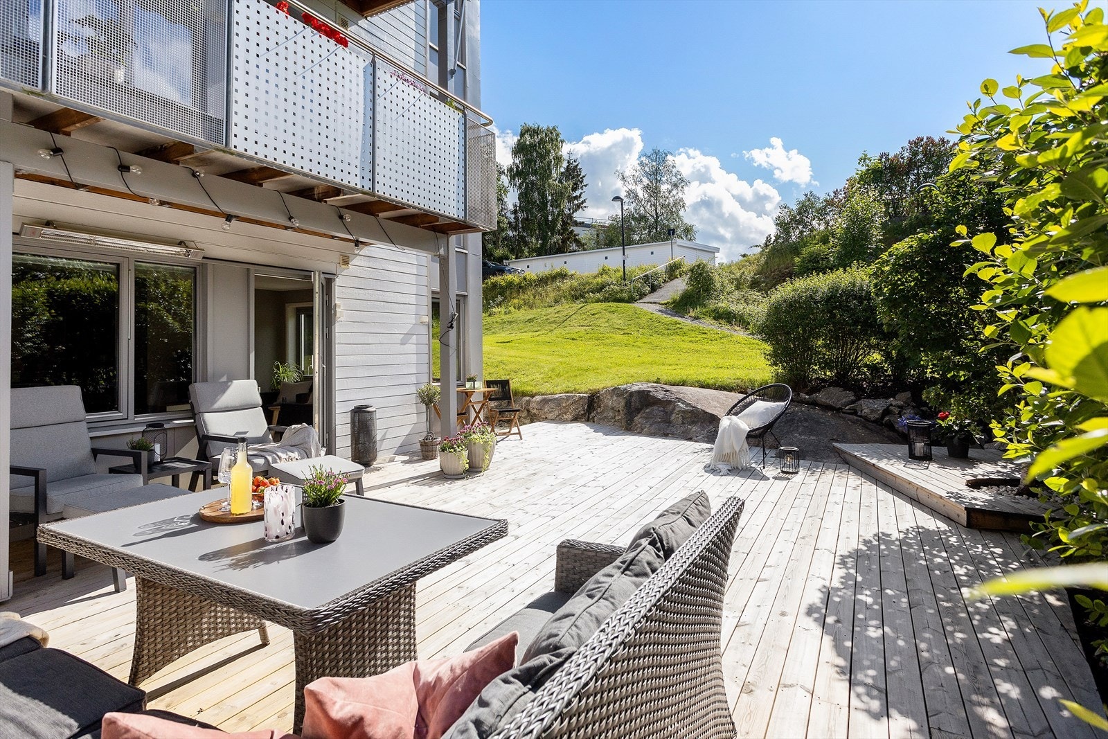 Her er det god plass til flere sittegrupper, grill m.m. Galleribilde