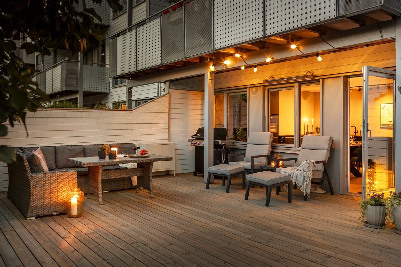Nordvestvendt markterrasse, med adkomst fra stue. Perfekt på varme sommerdager. Galleribilde