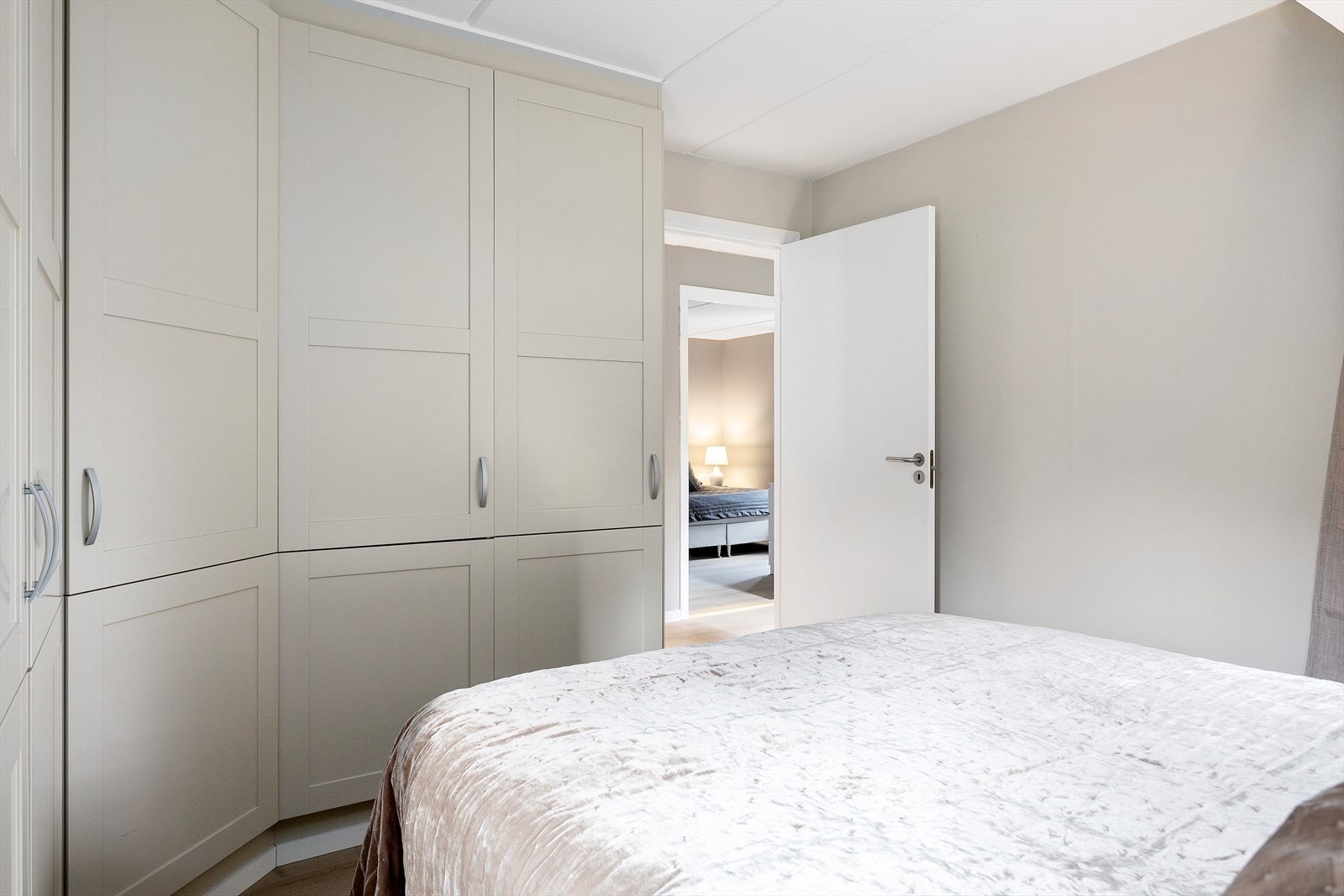 Plassbygget skap med gode oppbevaringsmuligheter. Galleribilde