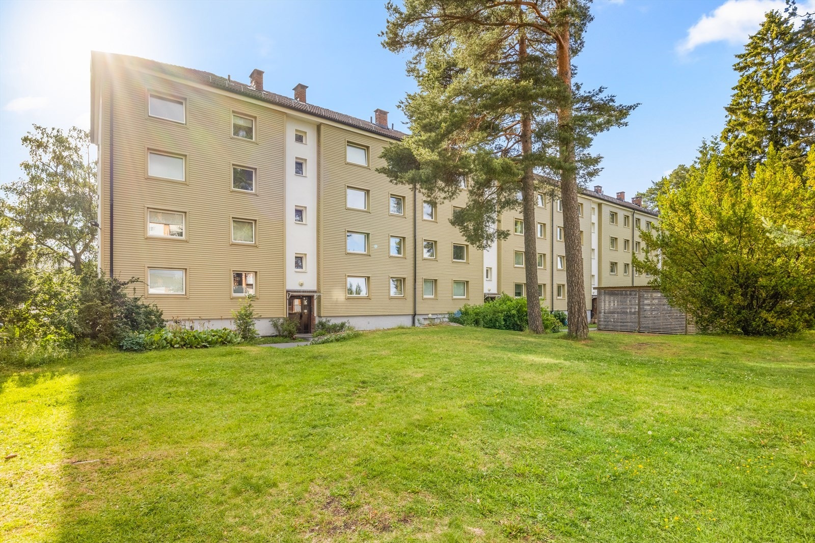 Boligen har en meget sentral, samtidig skjermet beliggenhet med kun minutters gange til både T-bane, senter og markagrensa. 3-4 minutters gange til gode bussforbindelse i Hellerudveien. Galleribilde