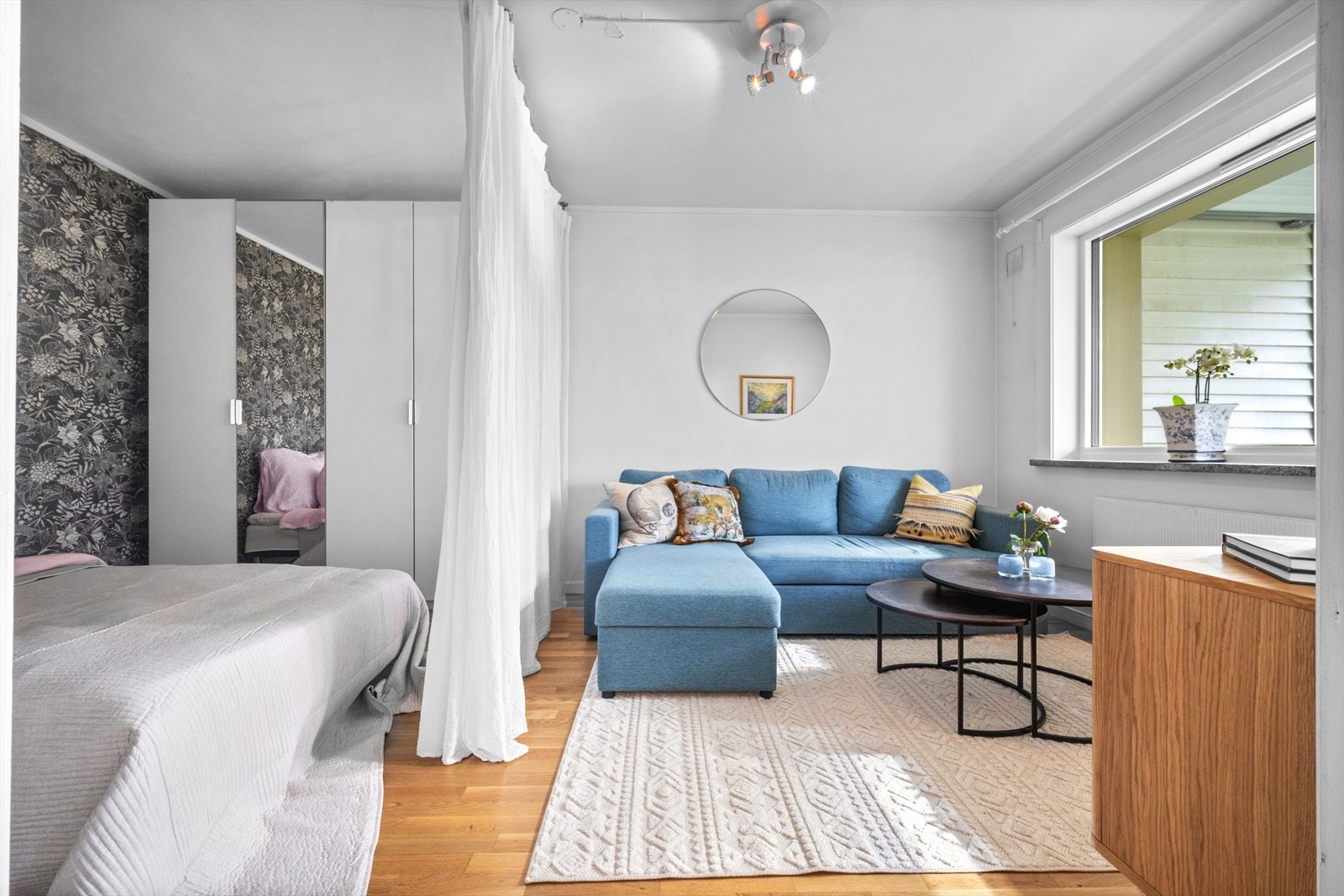 Stuen har også en praktisk løsning med gardiner som skjermer sengen fra sten av stuen. Galleribilde