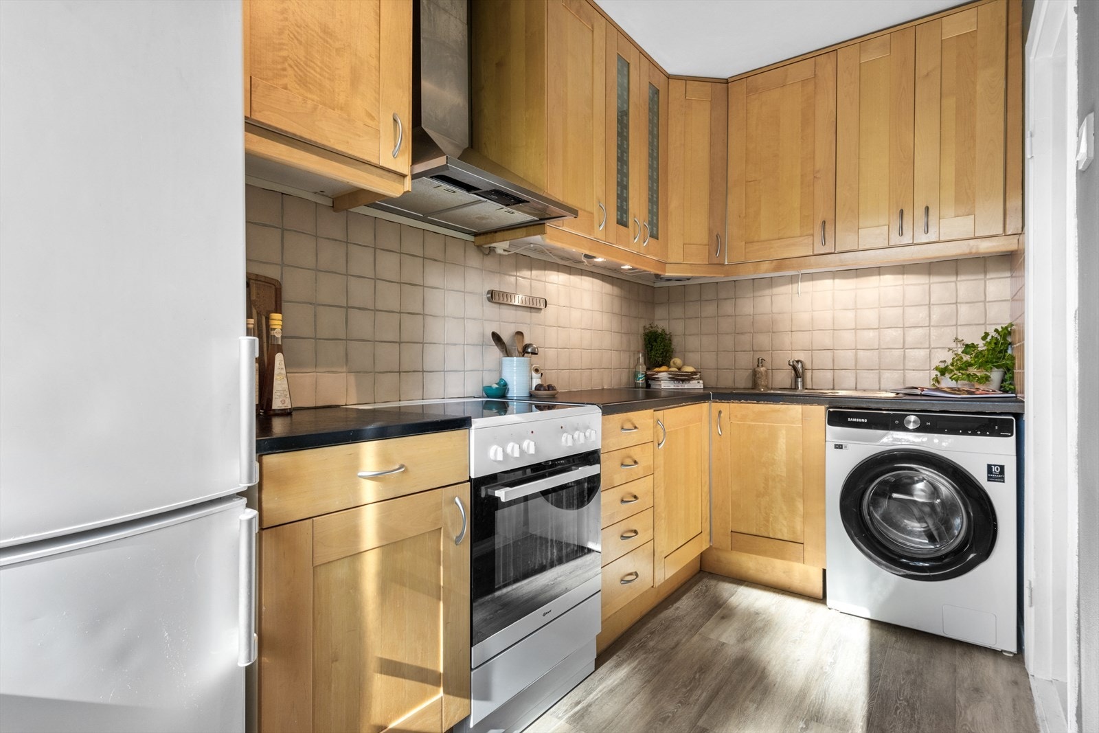 Separat kjøkken. Kjøkkeninnredning med glatte/profilerte fronter og laminat benkeplate med nedfelt oppvaskkum. Galleribilde