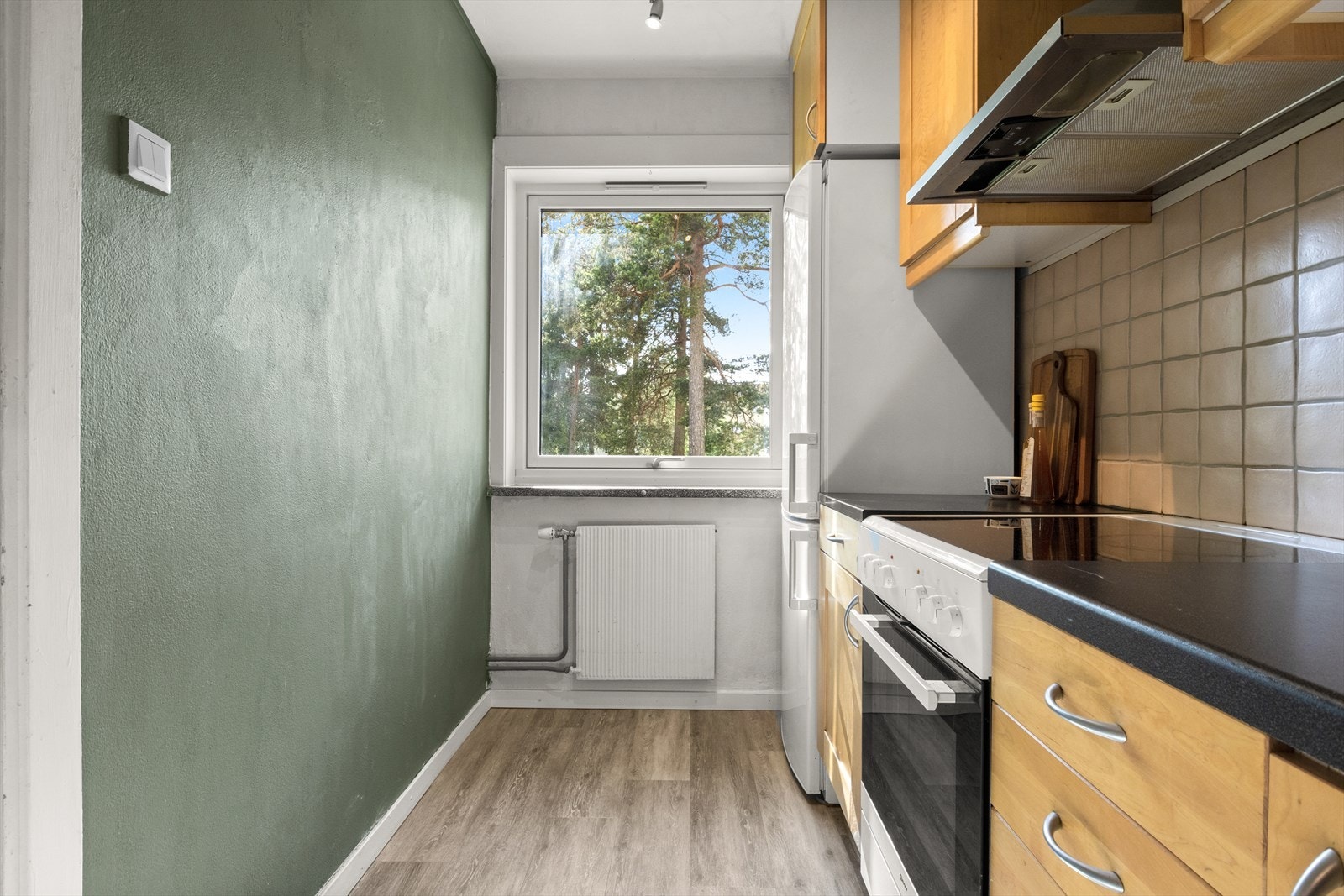 Kjøkkenet har opplegg for frittstående kjøl/fryseskap, oppvaskmaskin, stekeovn med platetopp og ventilator. Opplegg og plass til vaskemaskin. Galleribilde