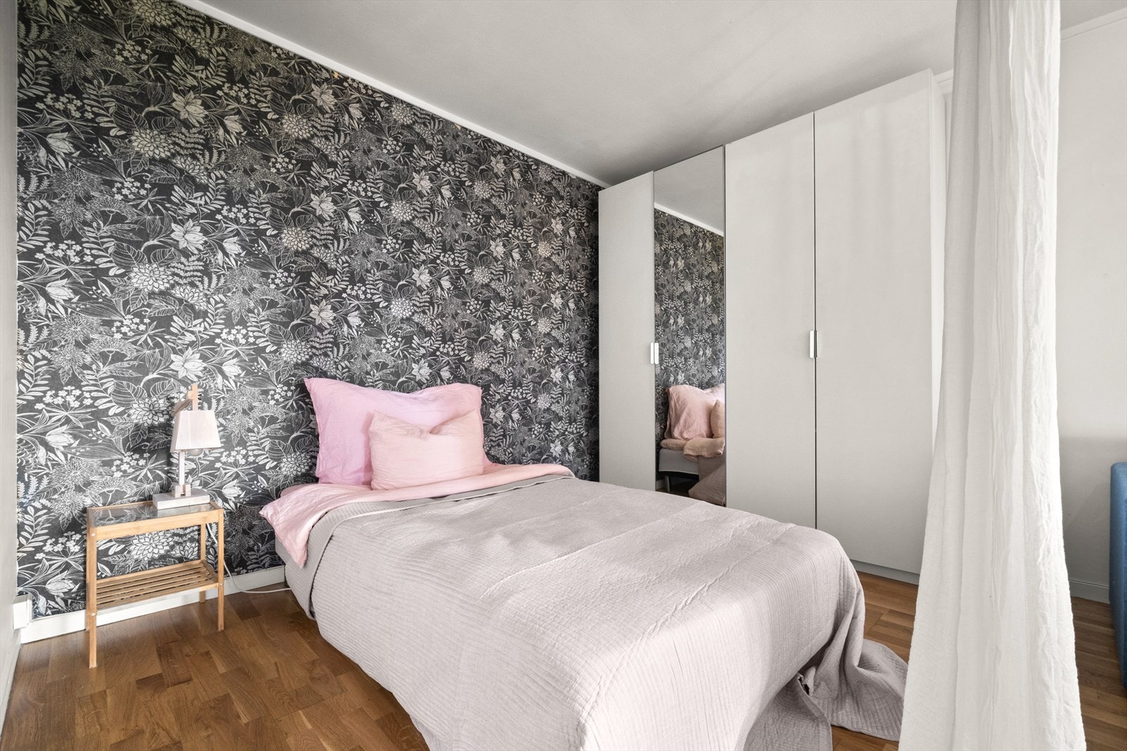 Gode oppbevaringsmuligheter i stort garderobeskap. Galleribilde