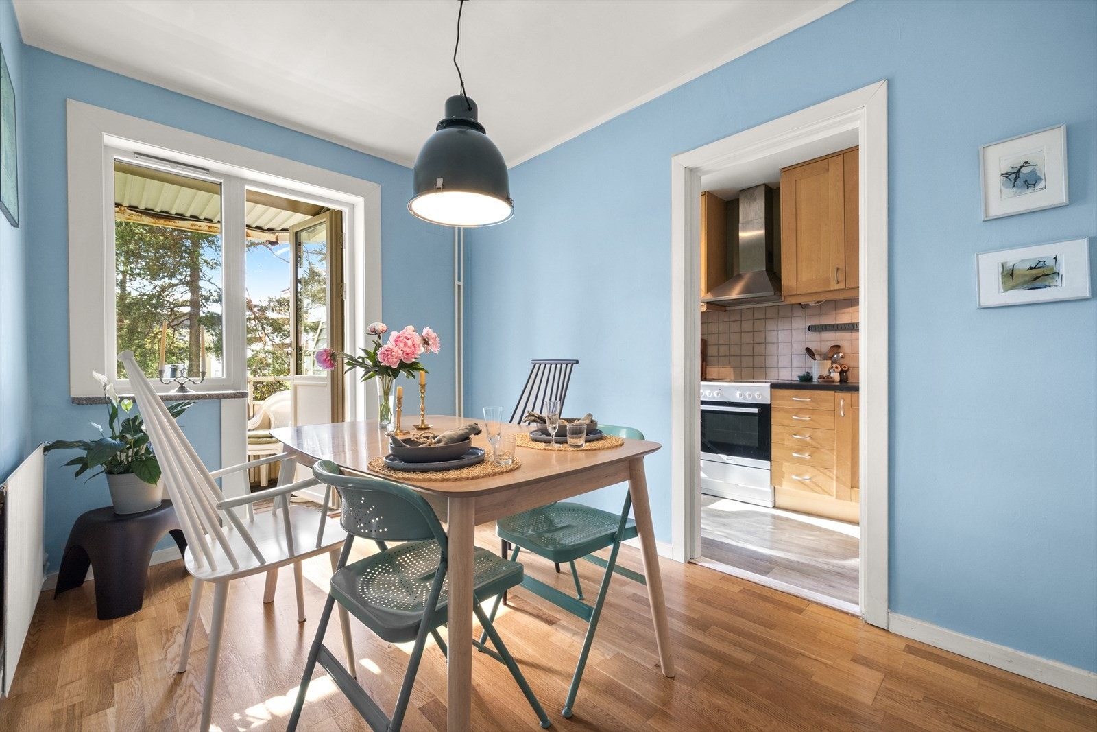 Store vindusarealer fra 2019 slipper inn godt med lys og skaper en luftig atmosfære i leiligheten. Galleribilde