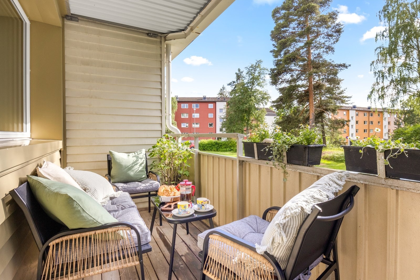 Her kan du nyte sene kvelder med hygge og grilling (elektrisk/gass) samt usjenert utsyn mot felles grøntområde. Galleribilde