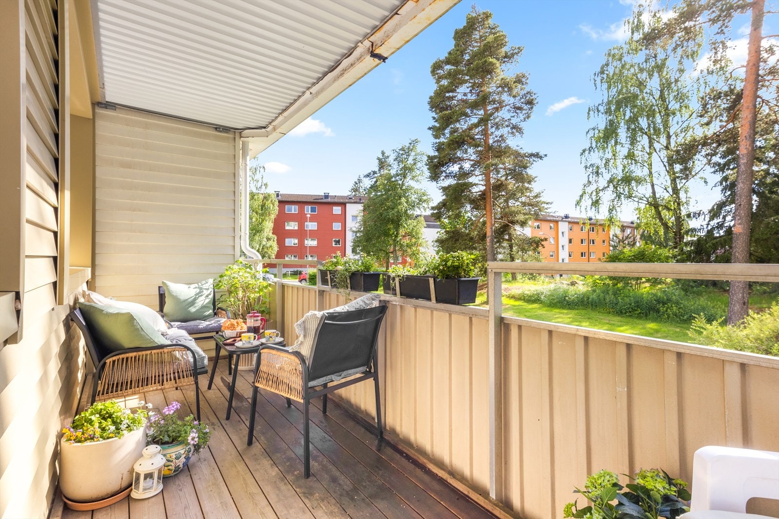 Utgang fra stuen til en 7 m² vestvendt balkong med gode solforhold store deler av dagen og utover kvelden på sommerhalvåret. Galleribilde