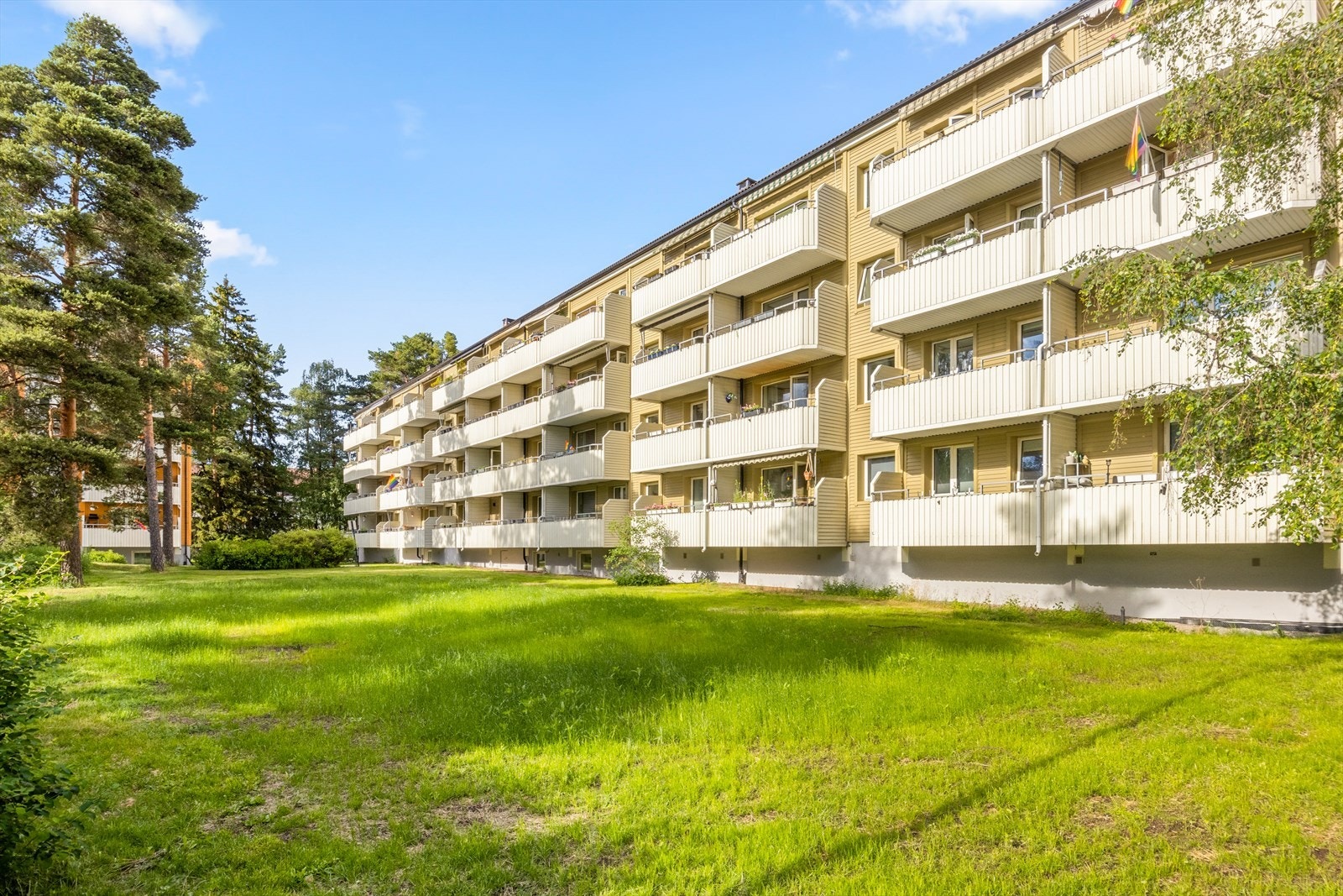 Oppsaltoppen 19C er et hyggelig hjem med kort avstand til alt du trenger! Butikker, kjøpesentre, skole, idrett, lekeplasser, barnehage og off. komm. er like ved. Boligen ligger i en høy 1. etasje, og med gode lys- og solforhold. Galleribilde