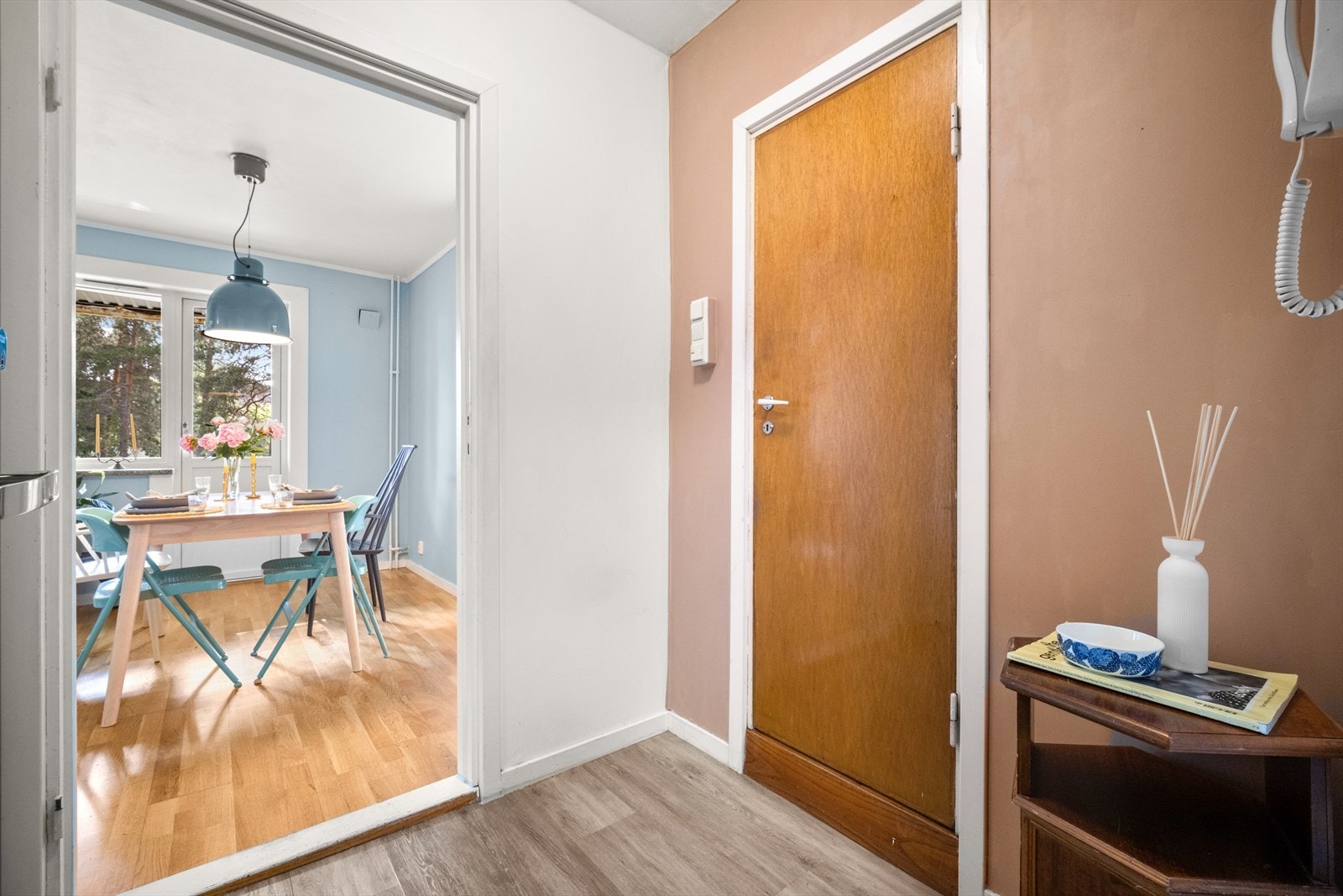 Her er det god plass til å plassere både sko og yttertøy i praktisk garderobeskap som medfølger salget. Galleribilde