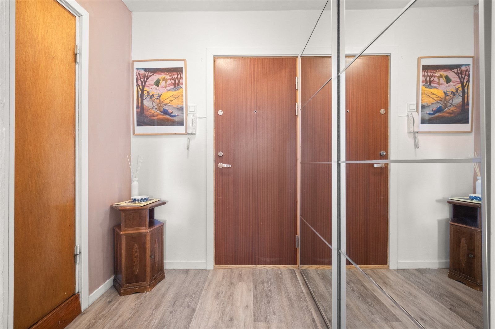 Velkommen inn! Leiligheten har et lyst og flott inngangsparti som gir et godt førsteinntrykk. Galleribilde