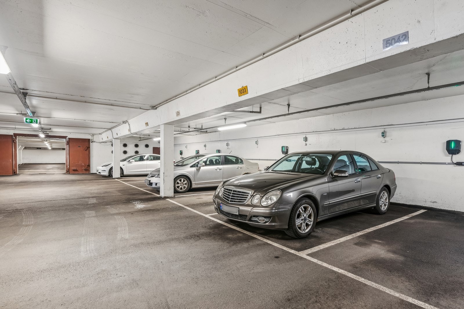 GARASJE | Nåværende eier disponerer bruksrett til en garasjeplass i felles lukket garasjeanlegg Galleribilde