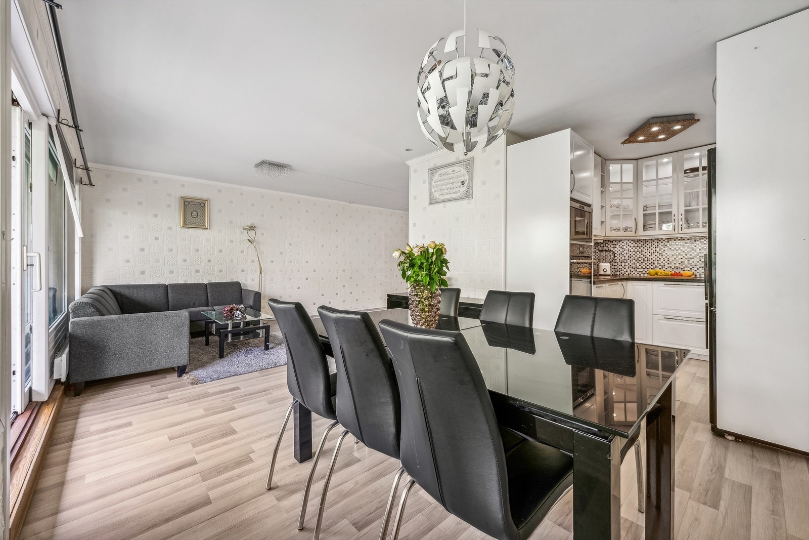 De store vindusflatene slipper inn rikelig med naturlig lys inn til stuen som fører til en lun og åpen atmosfære. Galleribilde