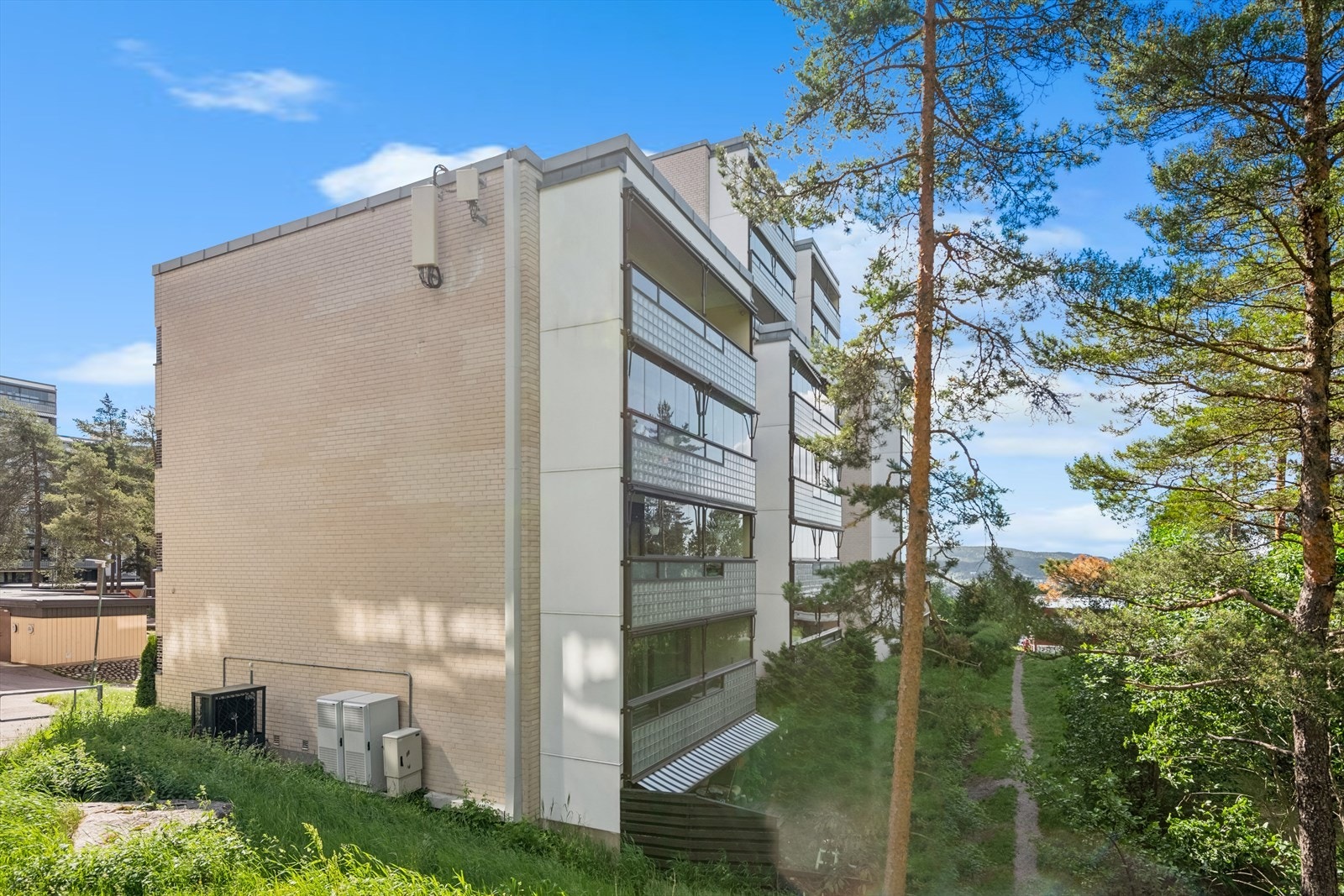 Ravnkollbakken 16 er en familievennlig 4-roms leilighet beliggende på Romsås. Galleribilde