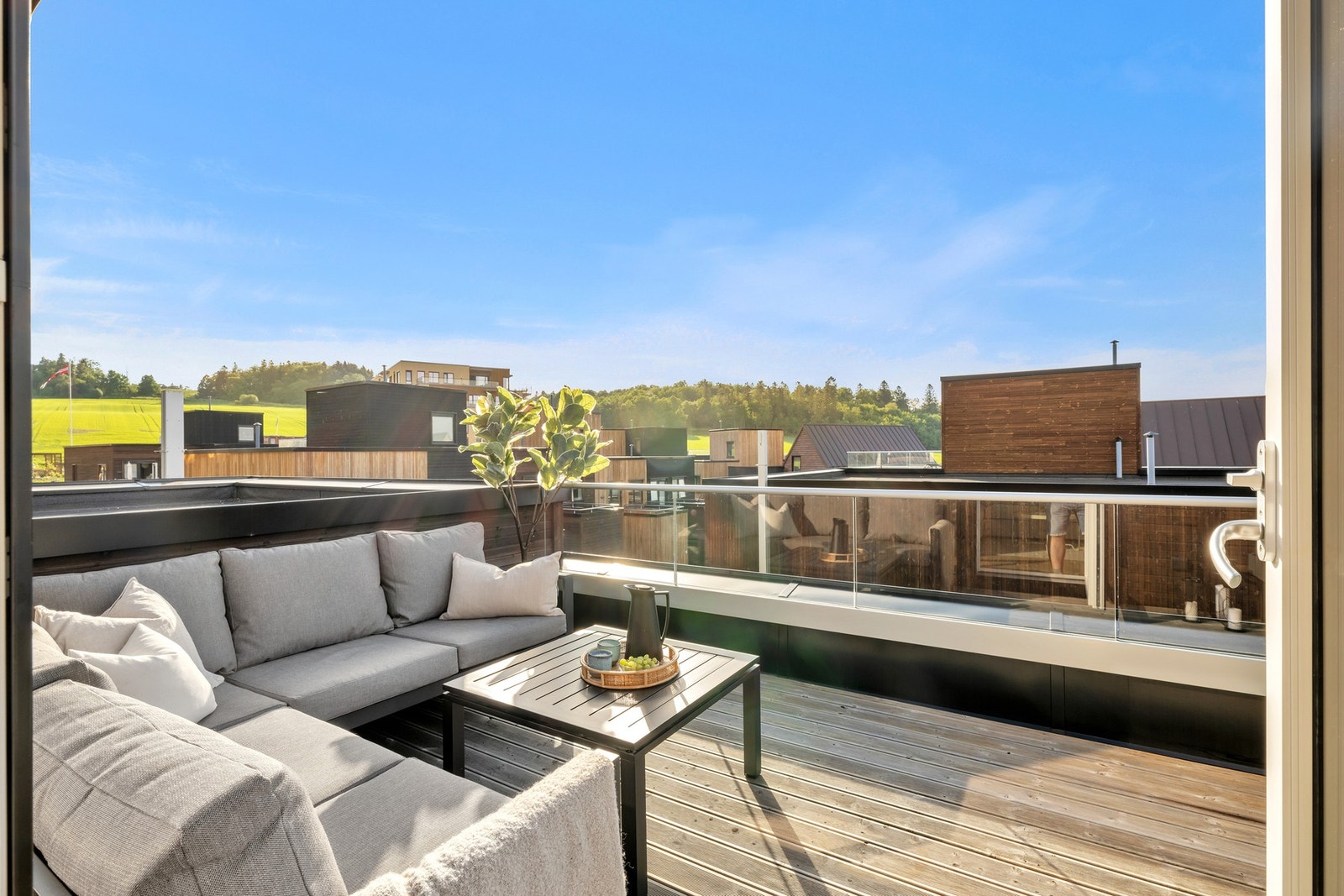 Fra loftstuen er det utgang til det som må sies å være prikken over i'en; en stor takterrasse på hele 13 kvm. Galleribilde