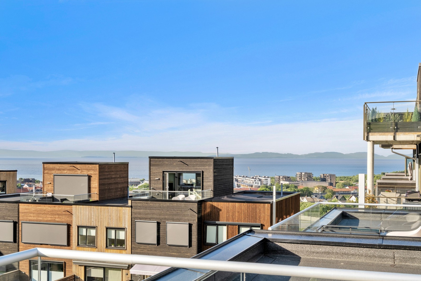 Her har man en helt fantastisk utsikt mot fjorden og fjell, og man sitter på orkesterplass når fargespillet utspiller seg på himmelen ved solnedgang. Galleribilde