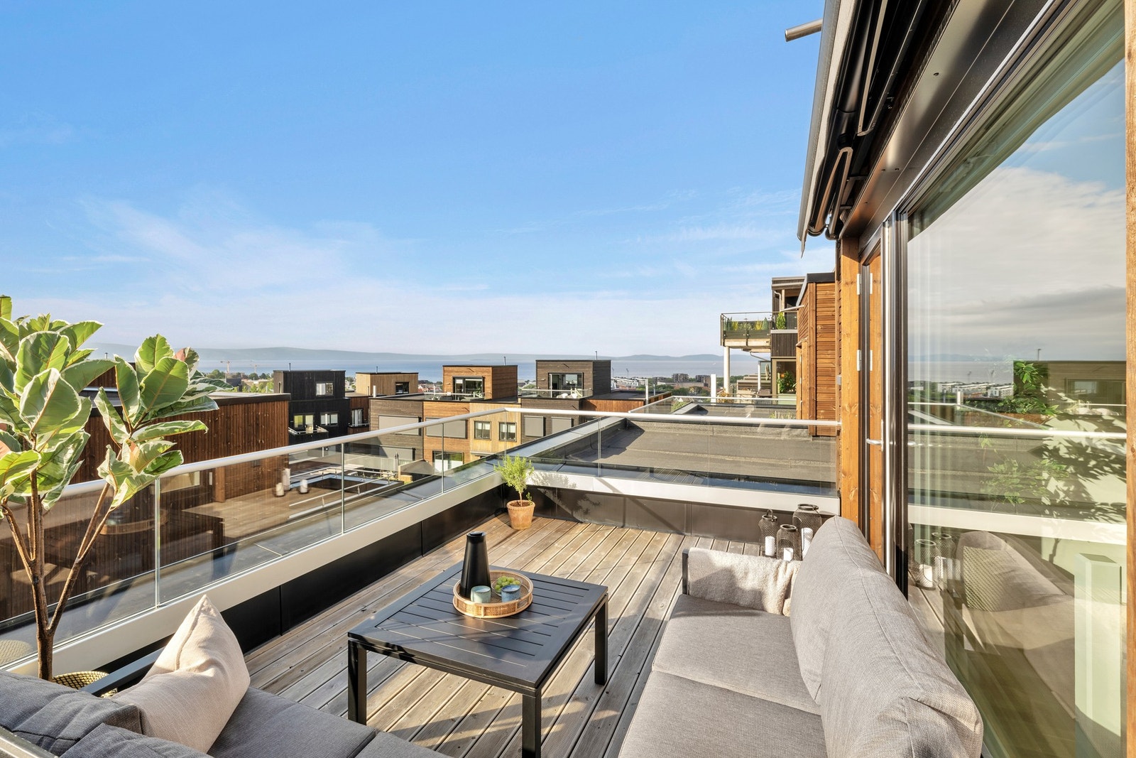 EiendomsMegler 1 v/Frank Robert Bae har gleden av å presentere et stilrent og moderne rekkehus beliggende på familievennlige Overvik. Galleribilde