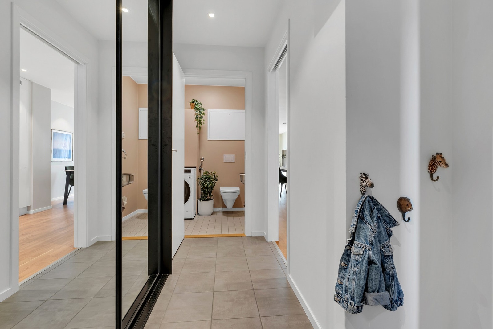 Vaskerom m/toalett i tilknytning til entréen - svært praktisk for barnefamilien. Galleribilde