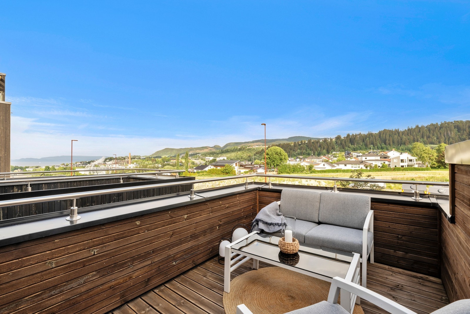 Takterrassen er på ca. 8 kvm og har god plass til utemøblement og grill e.l. Her nyter man solen fra morgenen av og utover dagen. Galleribilde