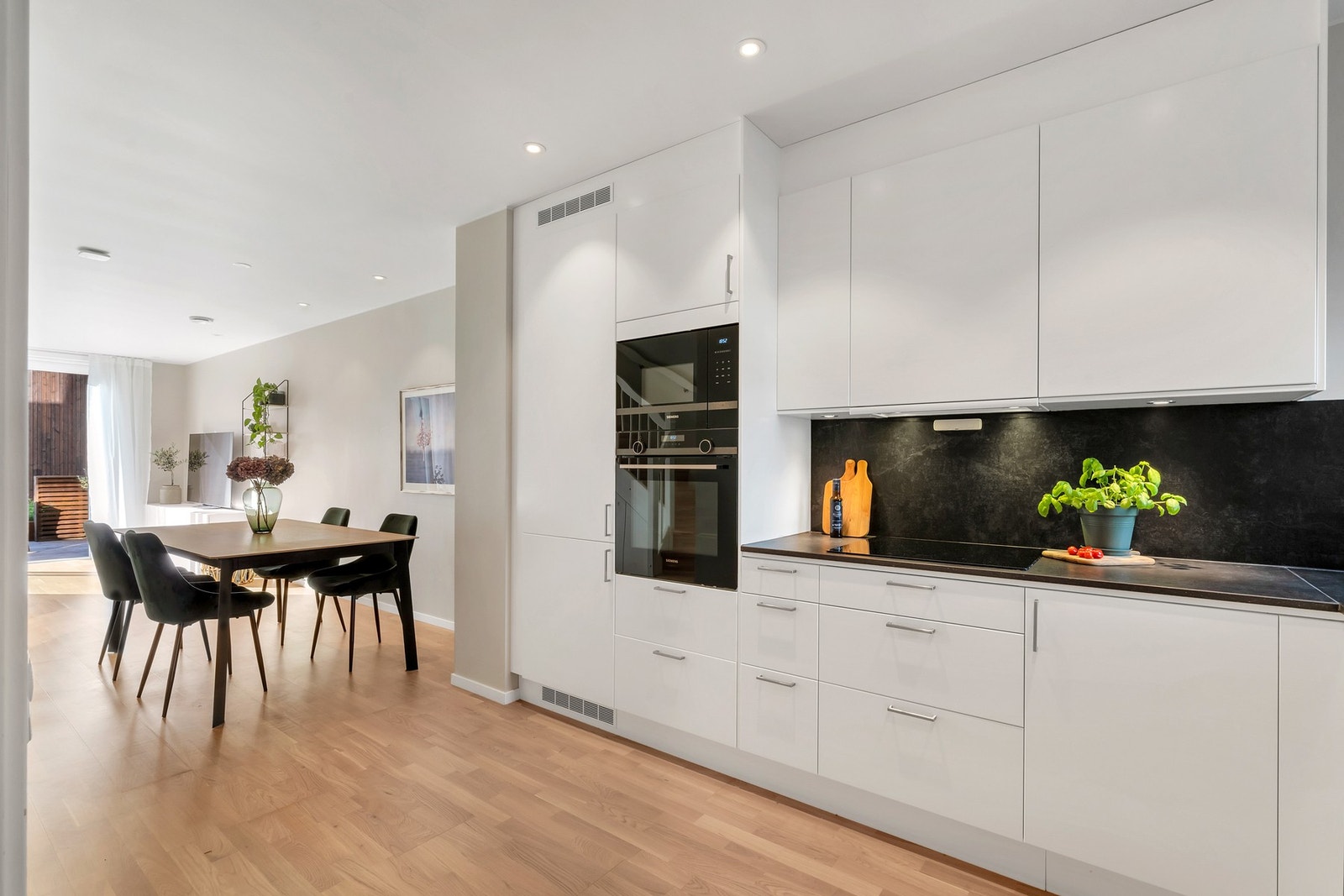 Kjøkkenet, og boligen for øvrig, har vært gjenstand for en rekke tilvalg og oppgraderinger. Takstmannen har gitt tilstandsgrad 0 (TG0) på absolutt alle punkter i sin rapport. Galleribilde