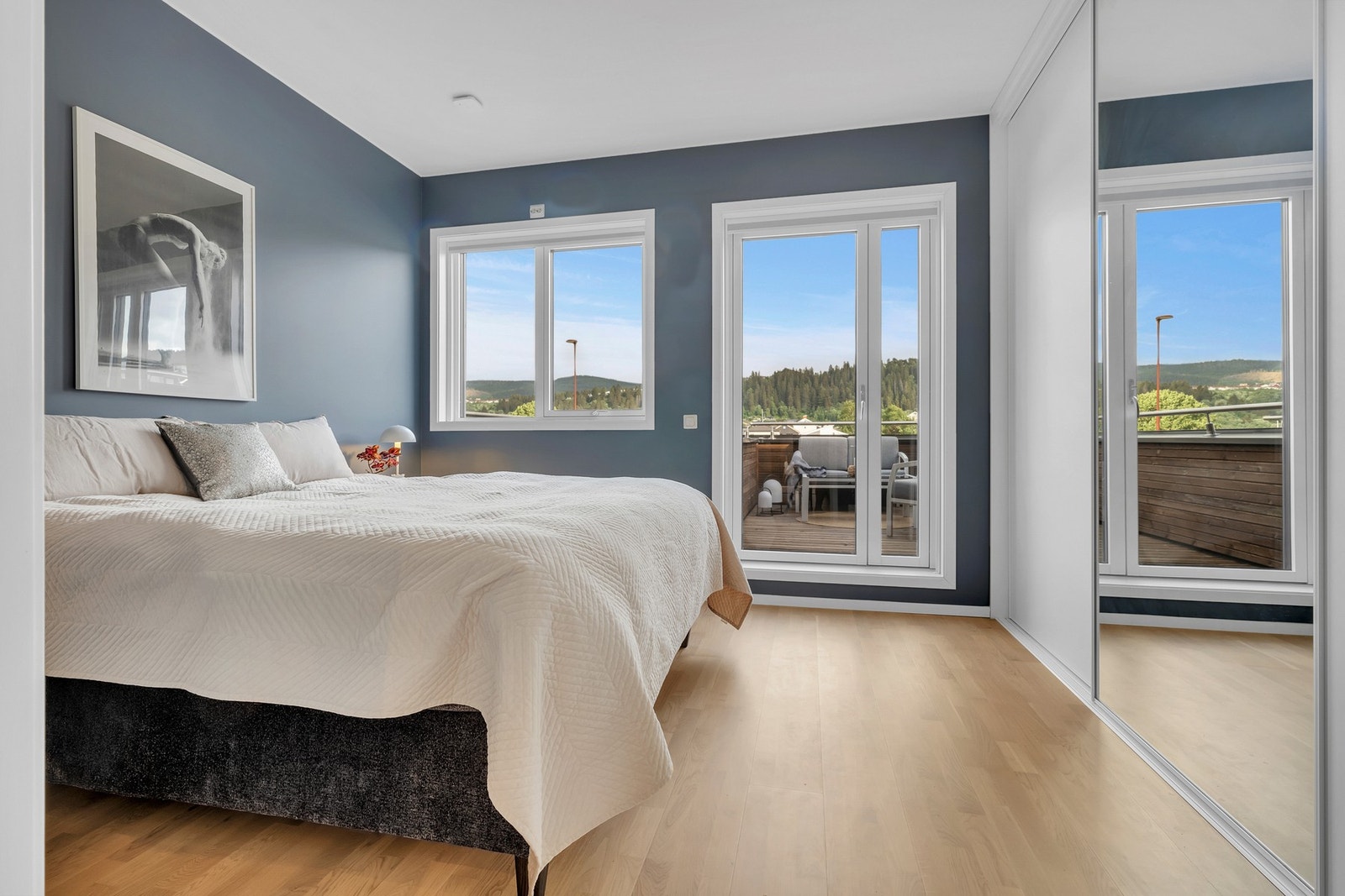 Hovedsoverommet er på over 14 kvm, her har man god plass til både dobbeltseng og en stor skyvedørsgarderobe. Galleribilde