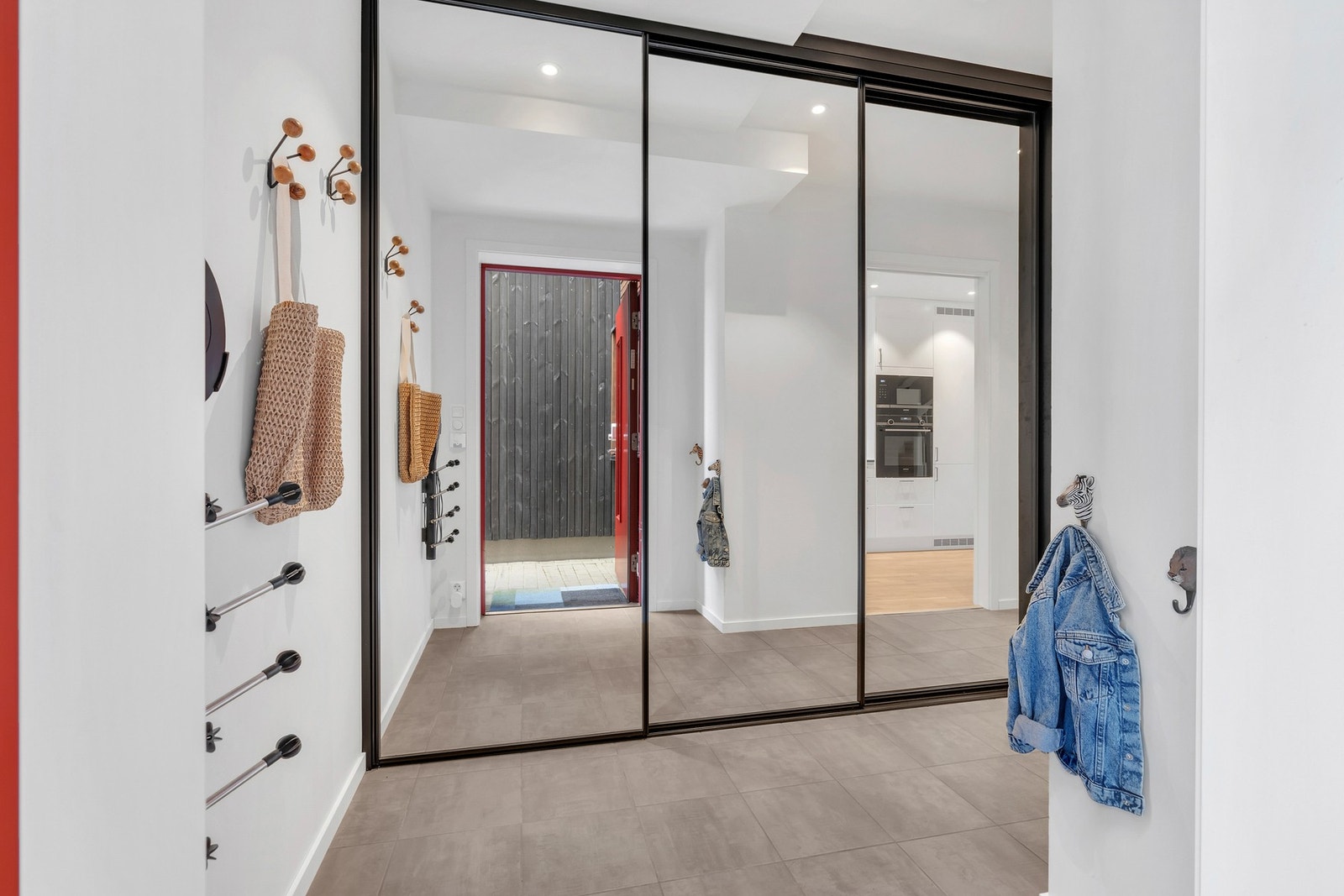 I entréen blir man møtt av en romslig plassbygd skyvedørsgarderobe m/speilfronter. Galleribilde