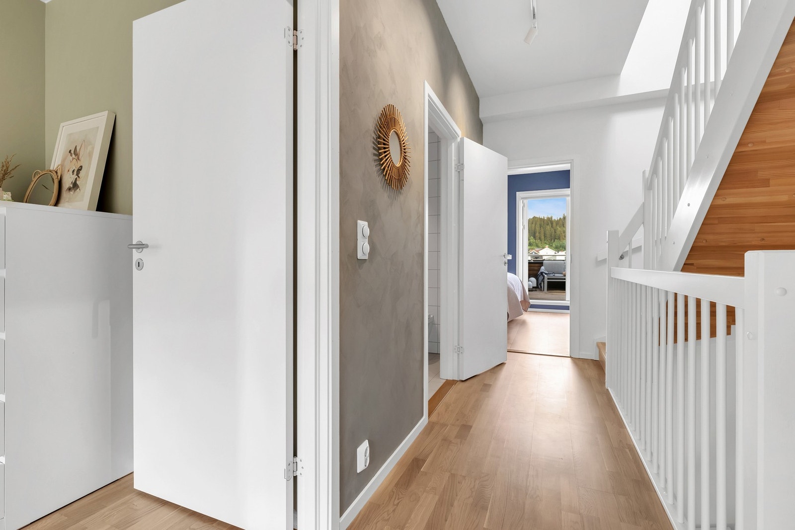 I 2. etasje finner man bad og tre soverom, samt en takterrasse. Galleribilde