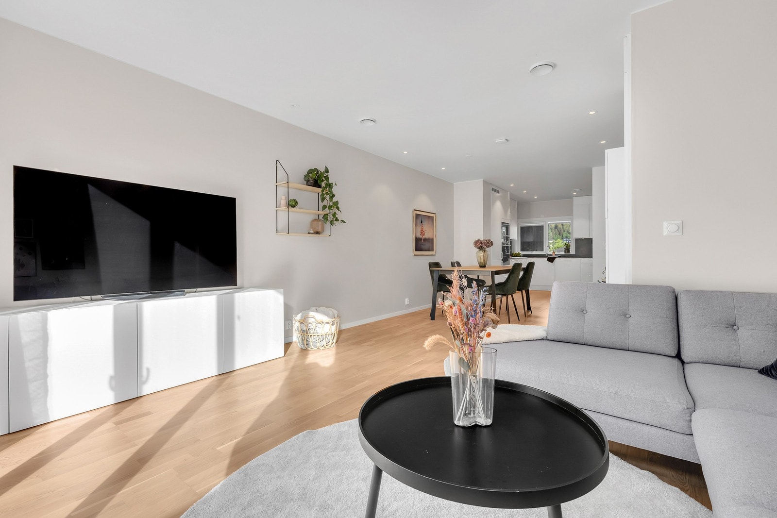 Balansert ventilasjon sørger for et sunt inneklima året rundt. Downlights i himling. Galleribilde