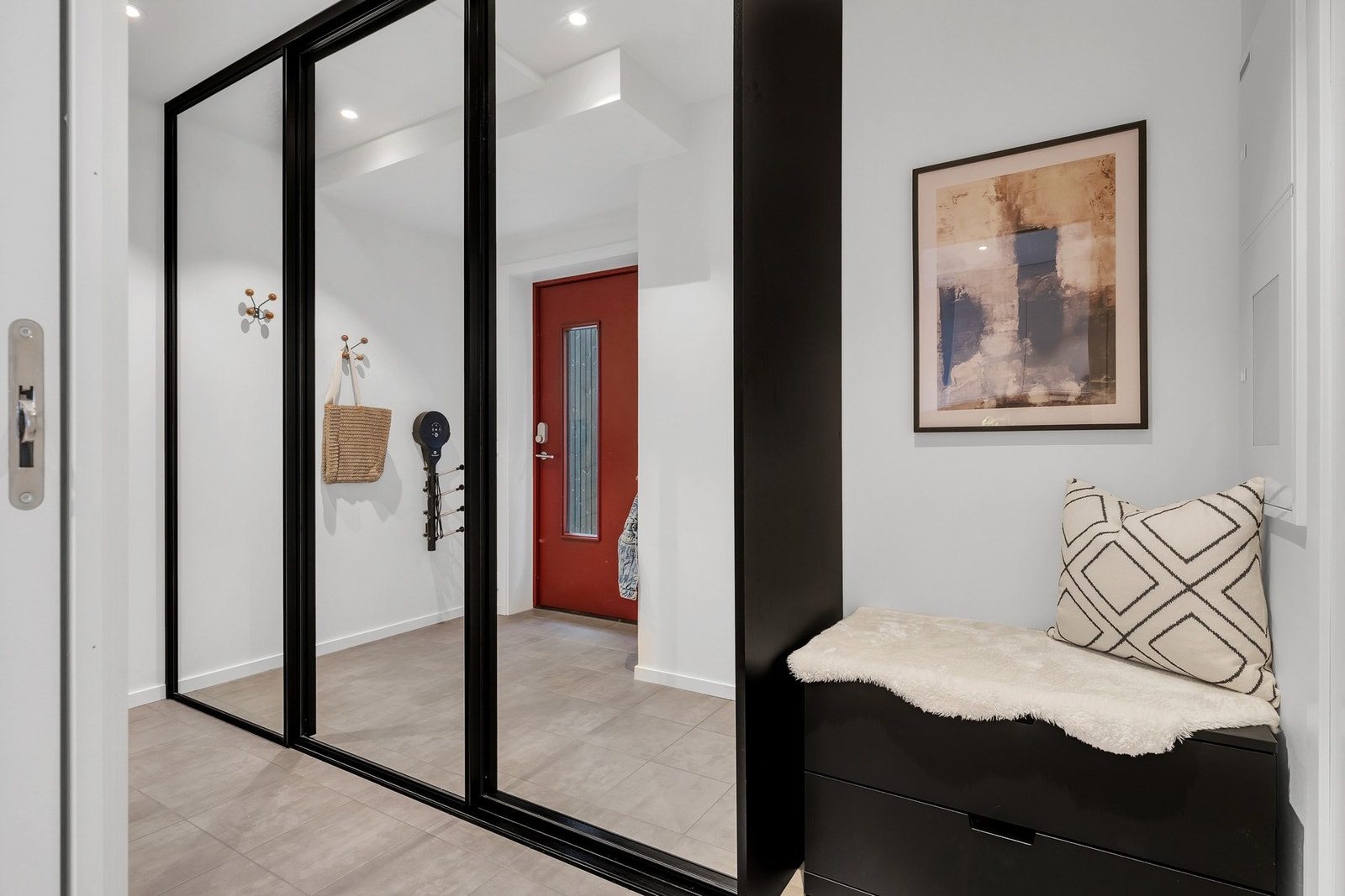 Her har man rikelig med lagringsplass til sko og yttertøy. Downlights i himling. Galleribilde