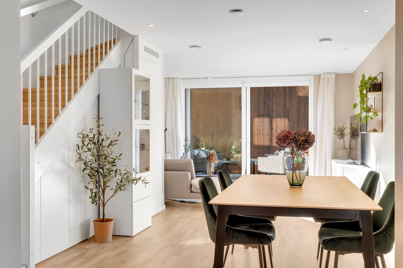 God plass til spisebord i overgang mellom stue og kjøkken. Det er vannbåren gulvvarme i hele 1. etasje. Bod i areal under trapp. Galleribilde