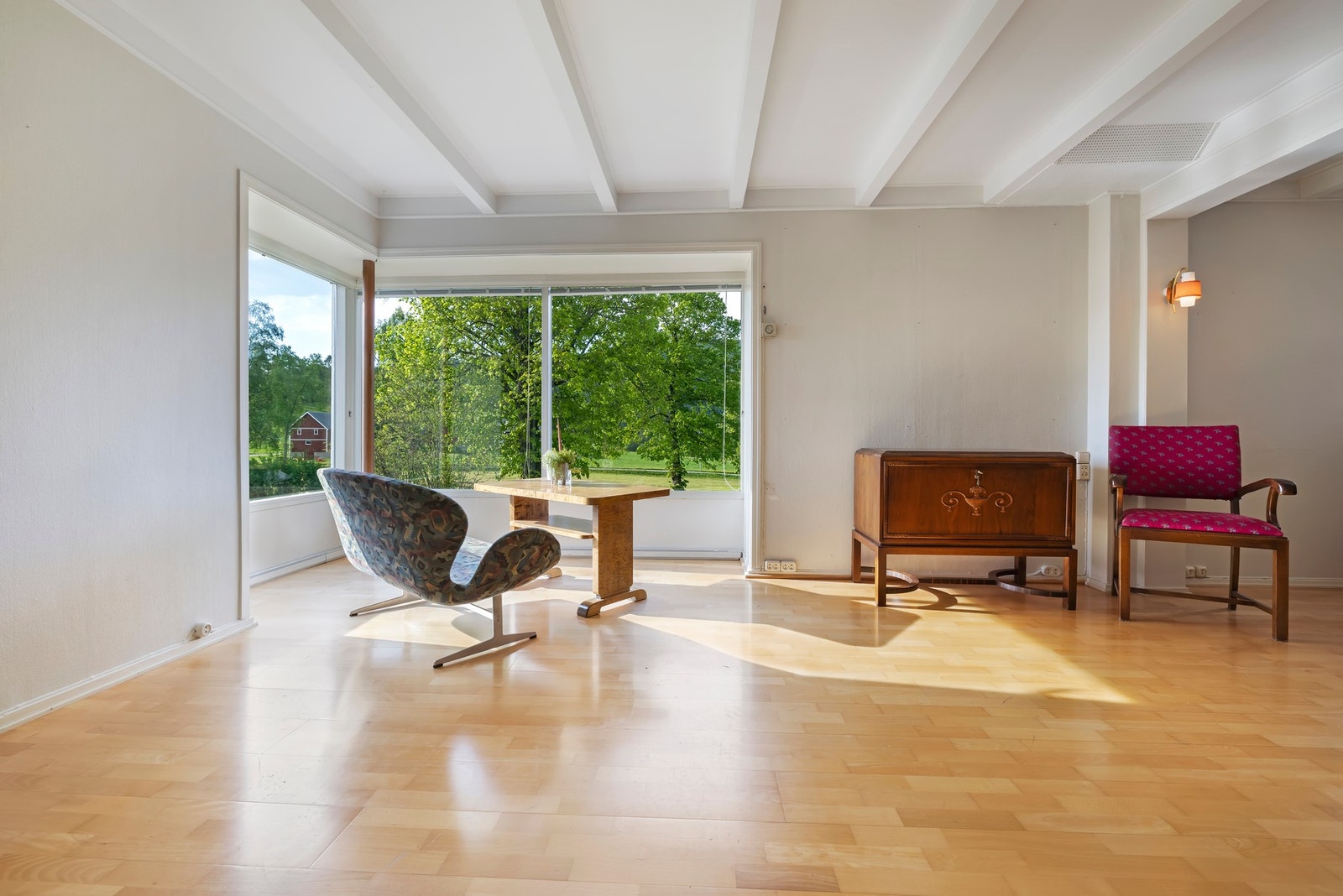 Store vindusflater som gir godt med naturlig lys inn Galleribilde