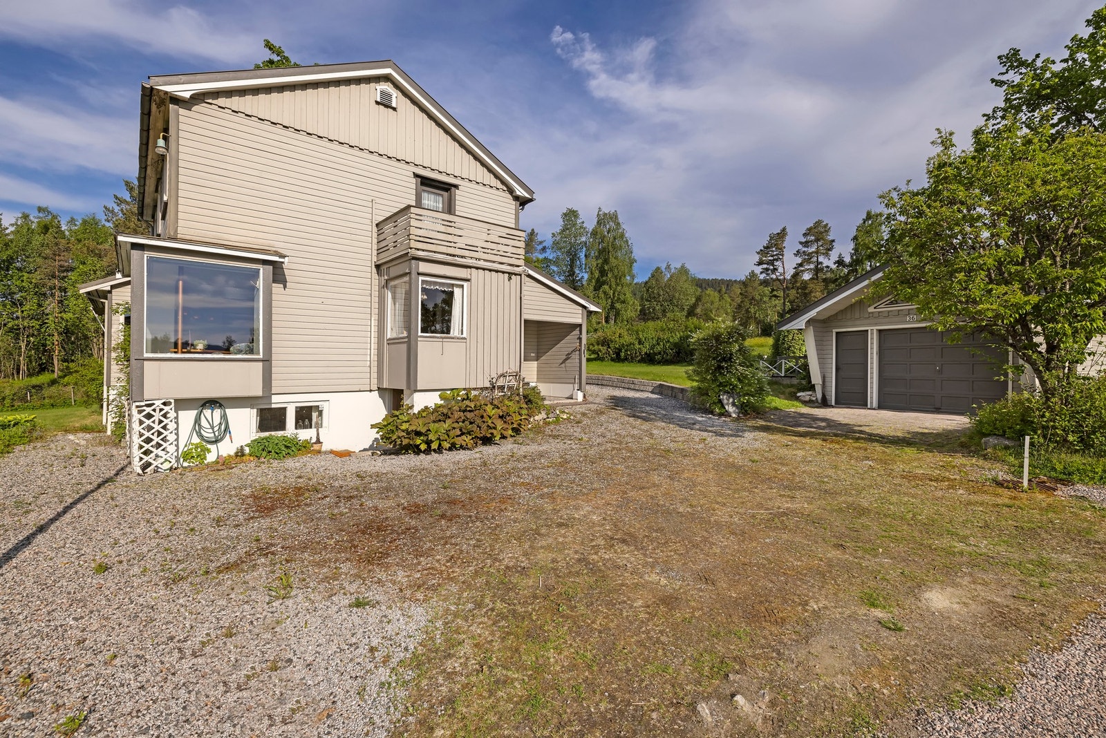 Gruset vei og parkering Galleribilde