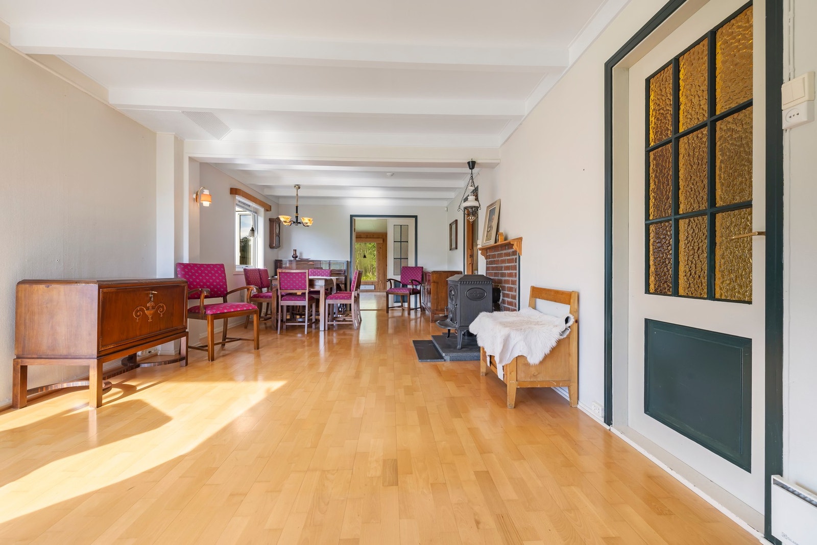 Spisestuen har vedovn og varmepumpe til oppvarming Galleribilde