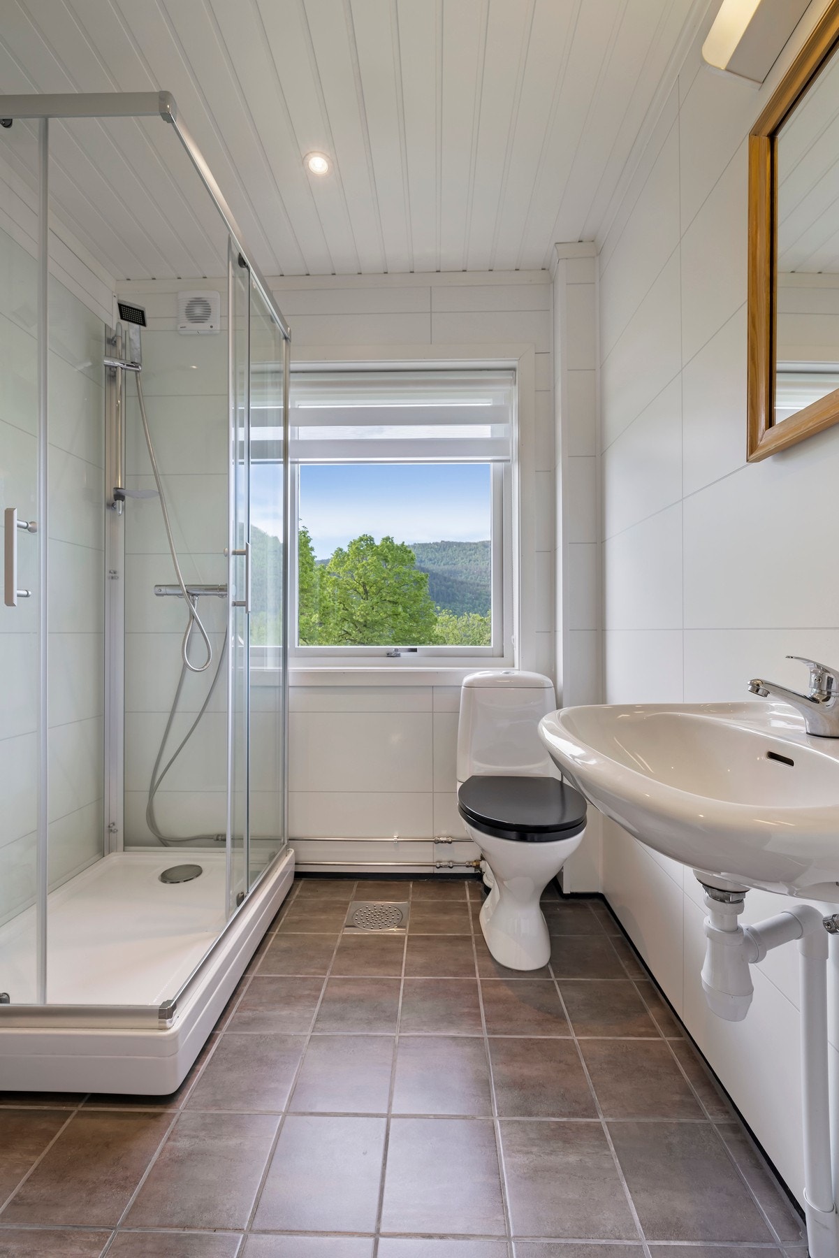 Bad i 2. etasje pusset opp i 2018 Galleribilde