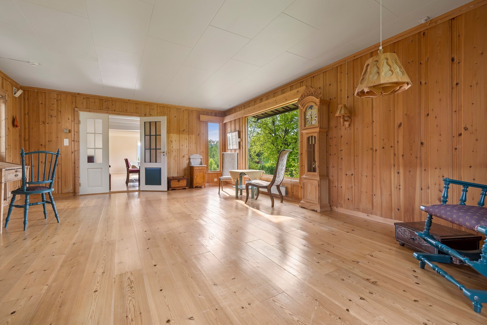 Stue har peis til oppvarmingen Galleribilde