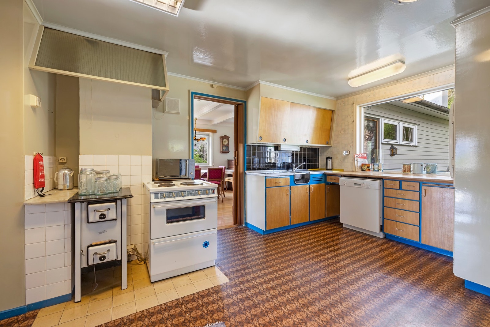 Eldre kjøkkeninnredning med frittstående hvitevarer Galleribilde