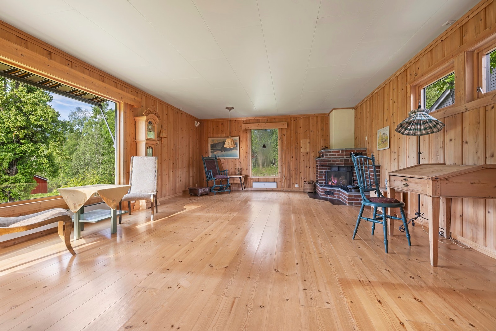 Stor og romslig stue tilbygd i 1980 Galleribilde