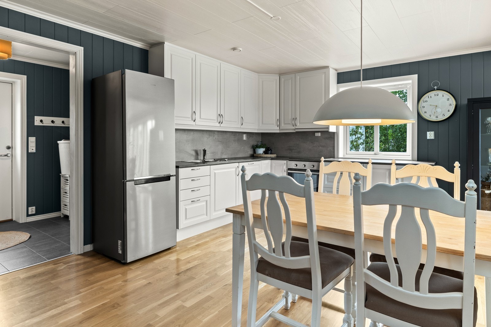 Boligen har et flott tidløst kjøkken med integrert stekeovn og oppvaskmaskin. Galleribilde