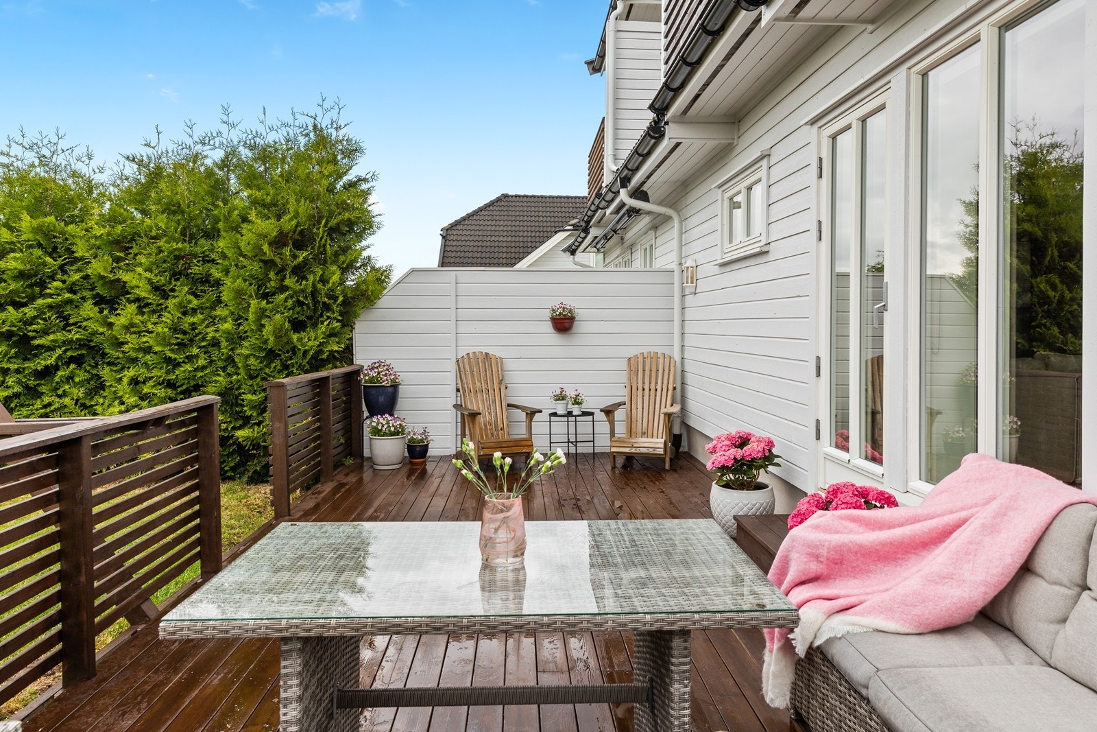 Eiendommen har en flott og solrik uteplass. Galleribilde