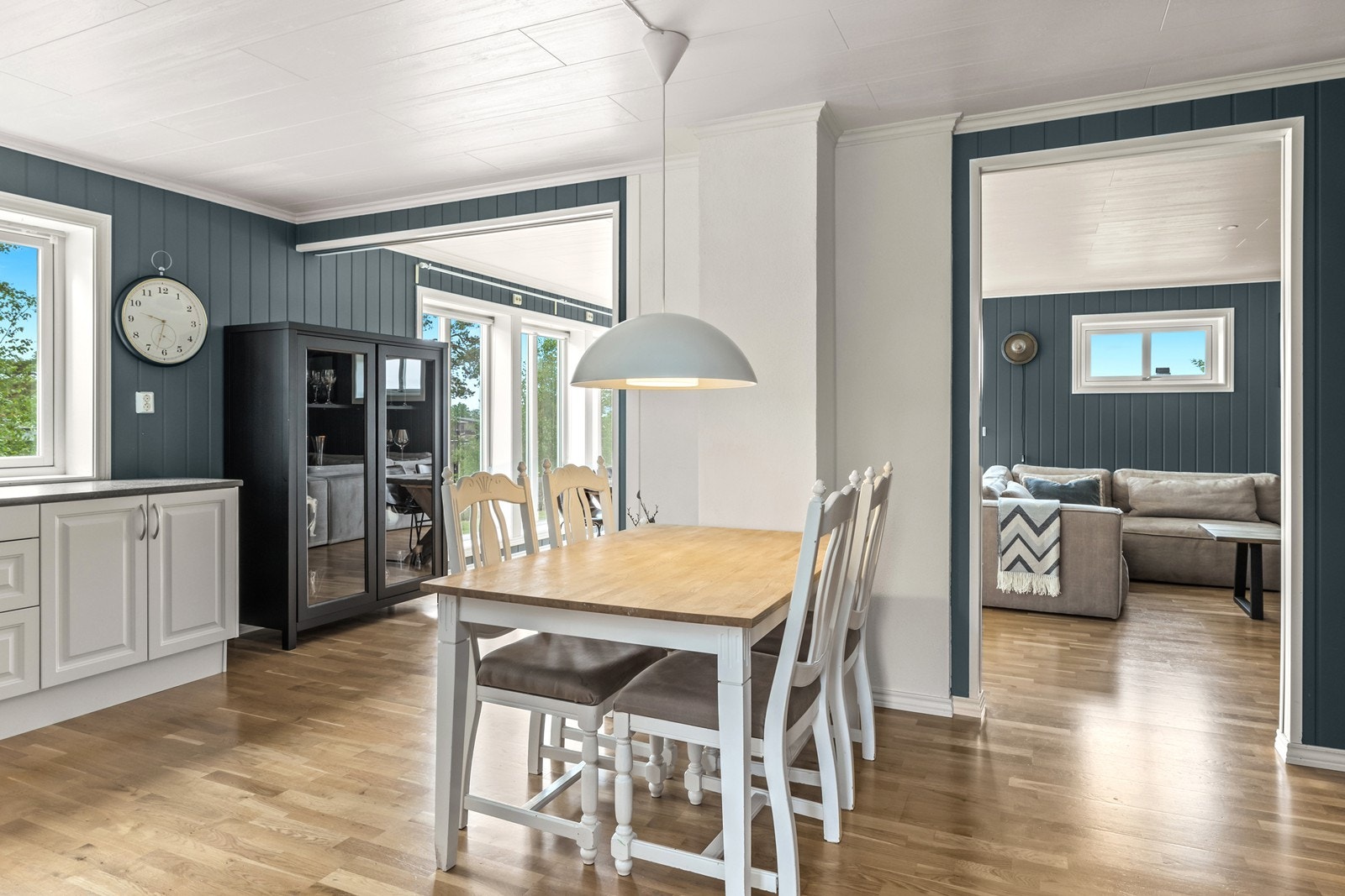 Det er også plass til liten praktisk spiseplass på kjøkkenet. Galleribilde